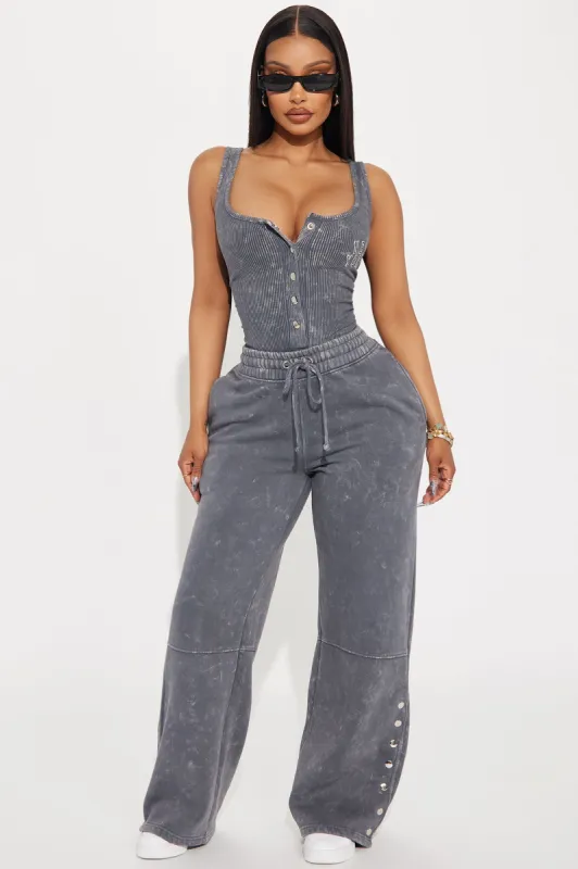 New York Washed Sweatpant - Charcoal sold by Fashion Nova