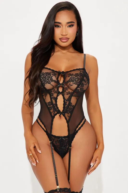 Don't Tease Lace 2 Piece Garter Set - Black sold by Fashion Nova