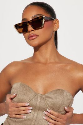 Going Into The Office Sunglasses - Tortoise made by Fashion Nova