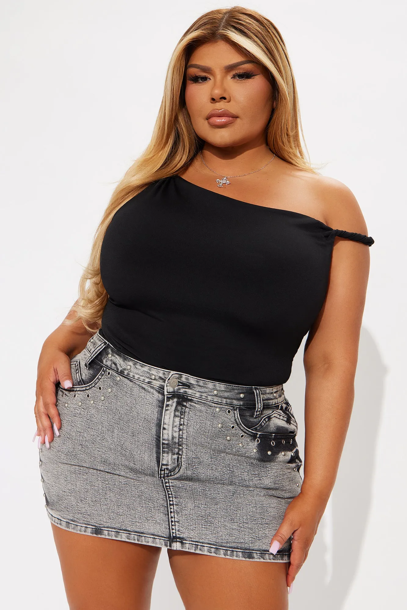 On Replay Twist Shoulder Top - Black sold by Fashion Nova product image thumbnail 4