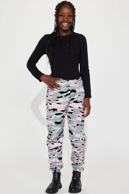 Mini Barbie Fleece Camo Joggers - Pink sold by Fashion Nova