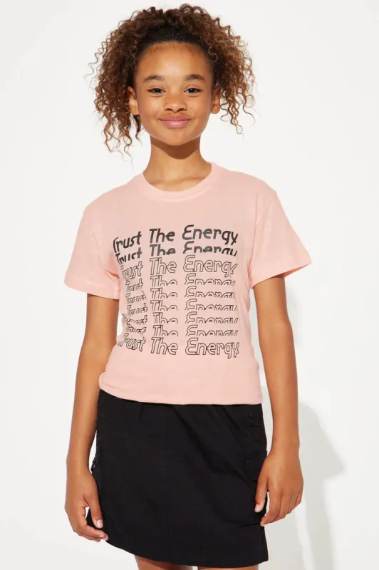 Mini Trust The Energy Short Sleeve Tee - Pink sold by Fashion Nova