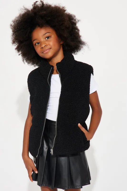 Minin Conquering Mountains Sherpa Vest - Black sold by Fashion Nova
