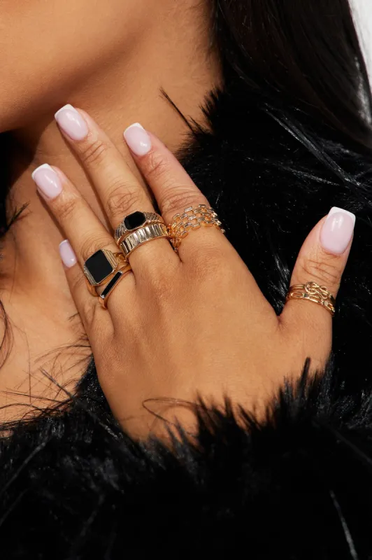 Of Luxury 7 Piece Ring Set - Gold/Black made by Fashion Nova