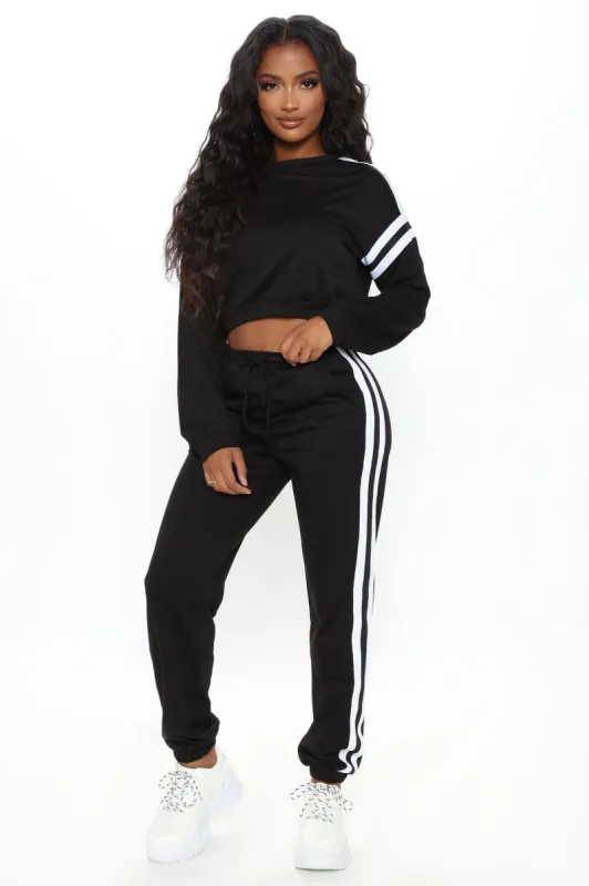 Real Chill Pullover And Jogger Set - Black sold by Fashion Nova