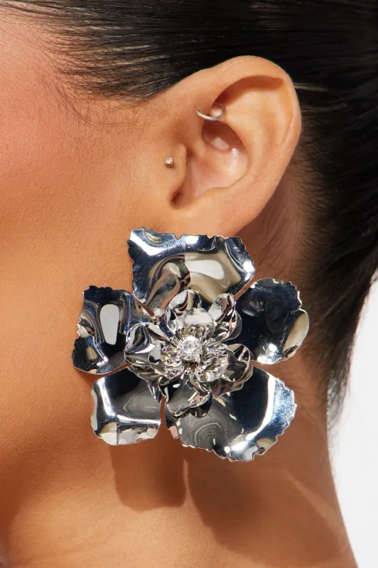 Rockstar Daisy Earrings - Silver made by Fashion Nova