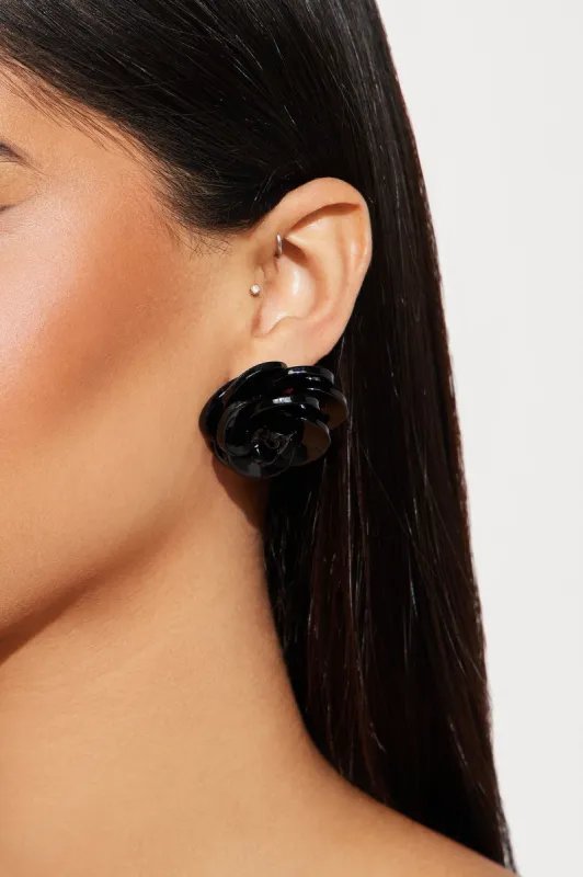 Pretty Pretty Flower Earrings - Black made by Fashion Nova