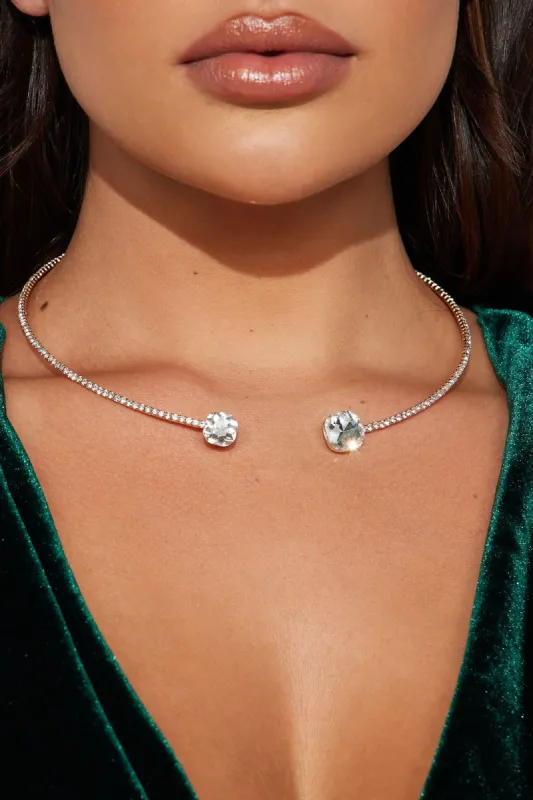 Too Lovely Necklace - Gold made by Fashion Nova