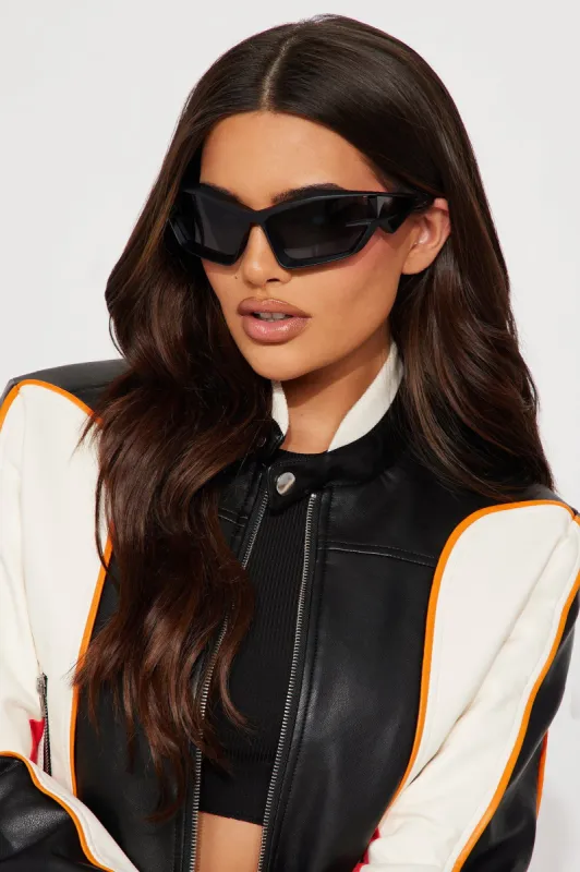 I Know That Sunglasses - Black sold by Fashion Nova