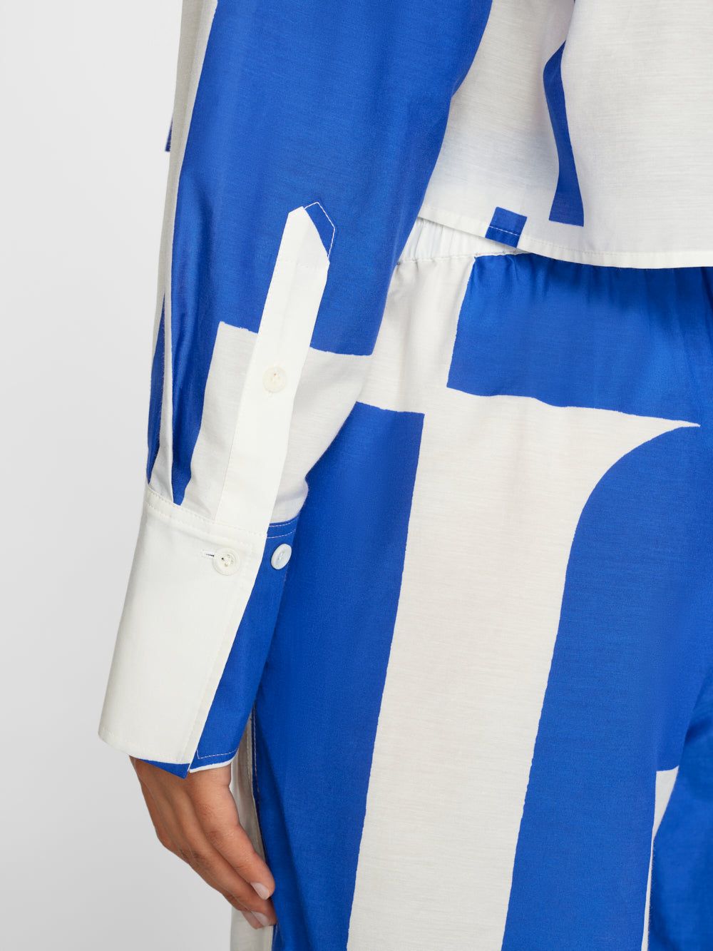 The Cropped Oversized Shirt -- Ultramarine Multi sold by Frame Denim product image thumbnail 4