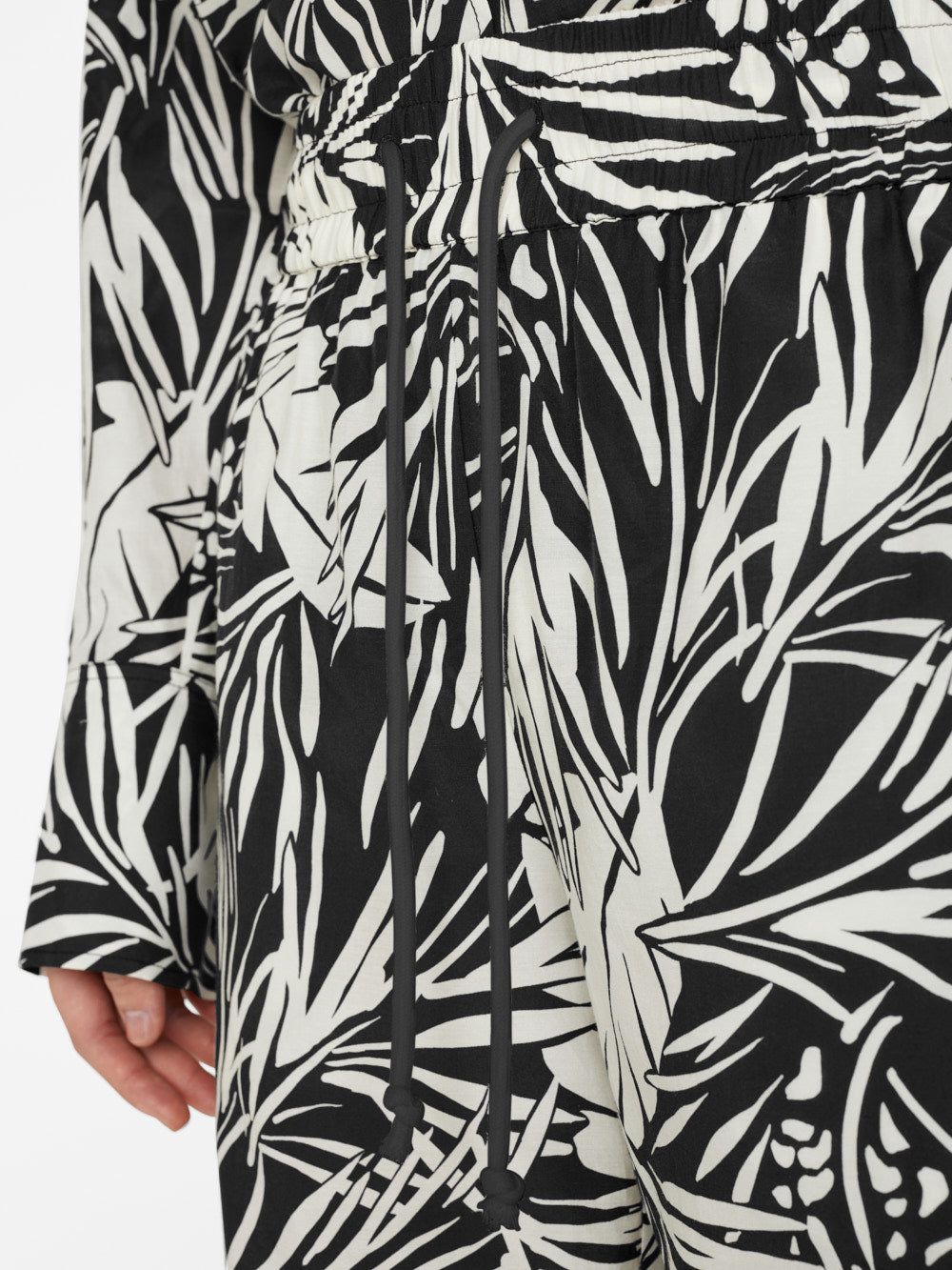 Drawstring Lounge Pant -- Noir Multi sold by Frame Denim product image thumbnail 9