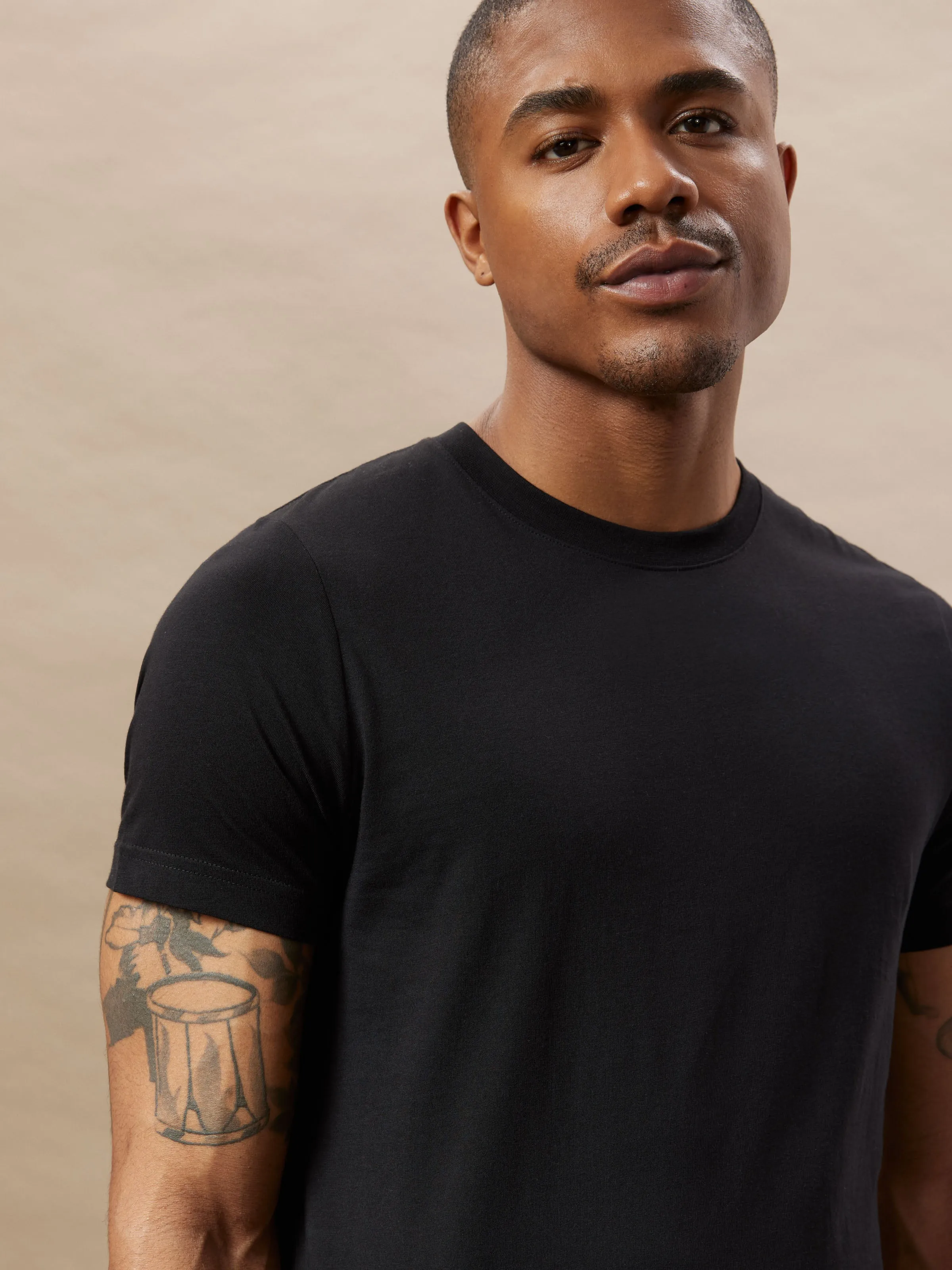 The Slim Fit Essential T-Shirt in Black sold by Frank & Oak product image thumbnail 4