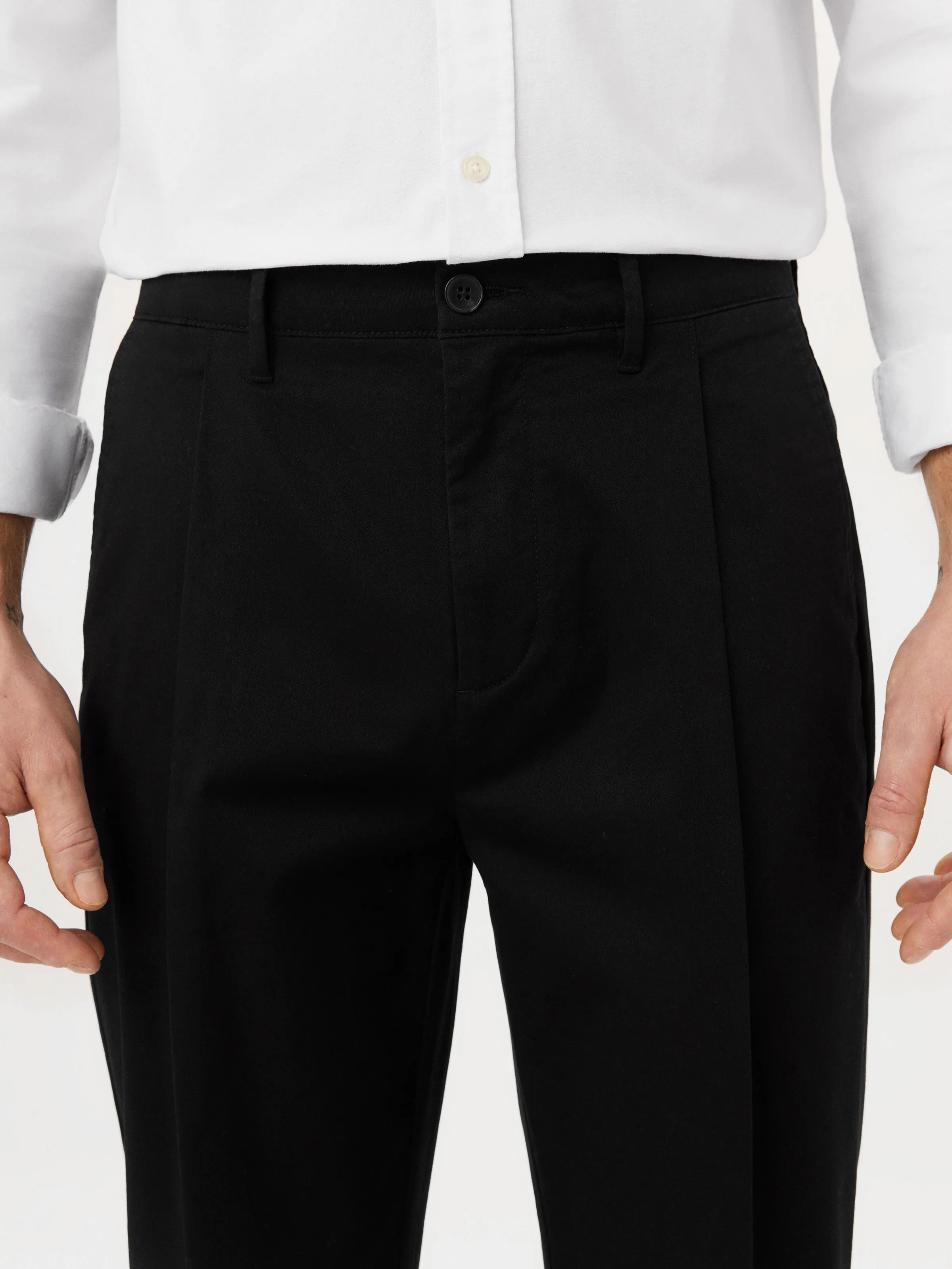 The Jamie Relaxed Tapered Pant in Black sold by Frank & Oak product image thumbnail 4