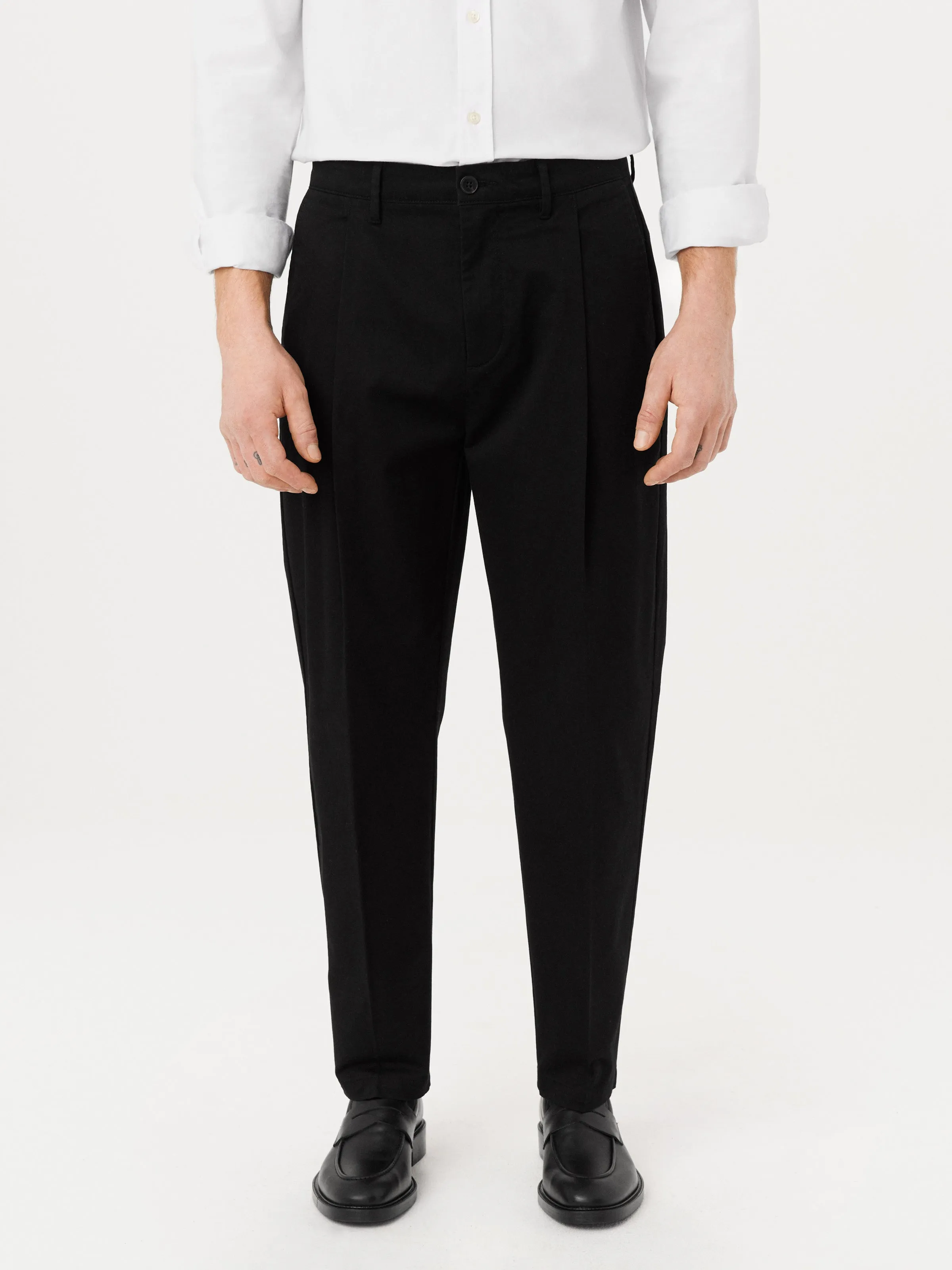 The Jamie Relaxed Tapered Pant in Black sold by Frank & Oak product image thumbnail 2