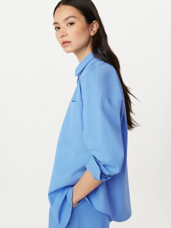 The Relaxed Poplin Shirt in Horizon sold by Frank & Oak