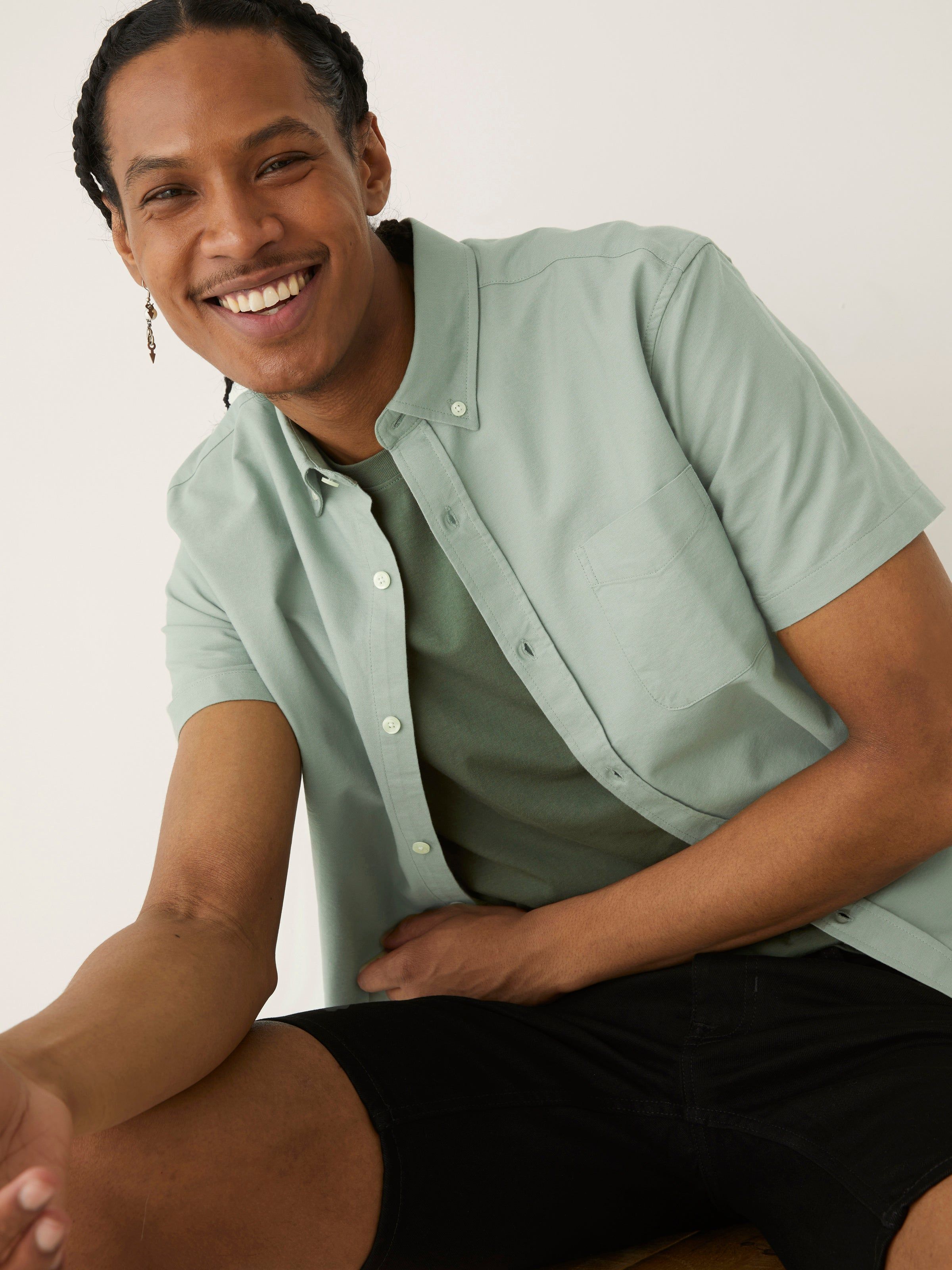 The Short-Sleeved Jasper Oxford Shirt in Thyme sold by Frank & Oak product image thumbnail 3