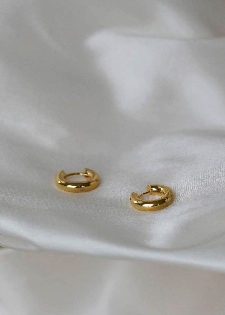 Otiumberg Small Chunky Hoops - Gold sold by Frankie Shop