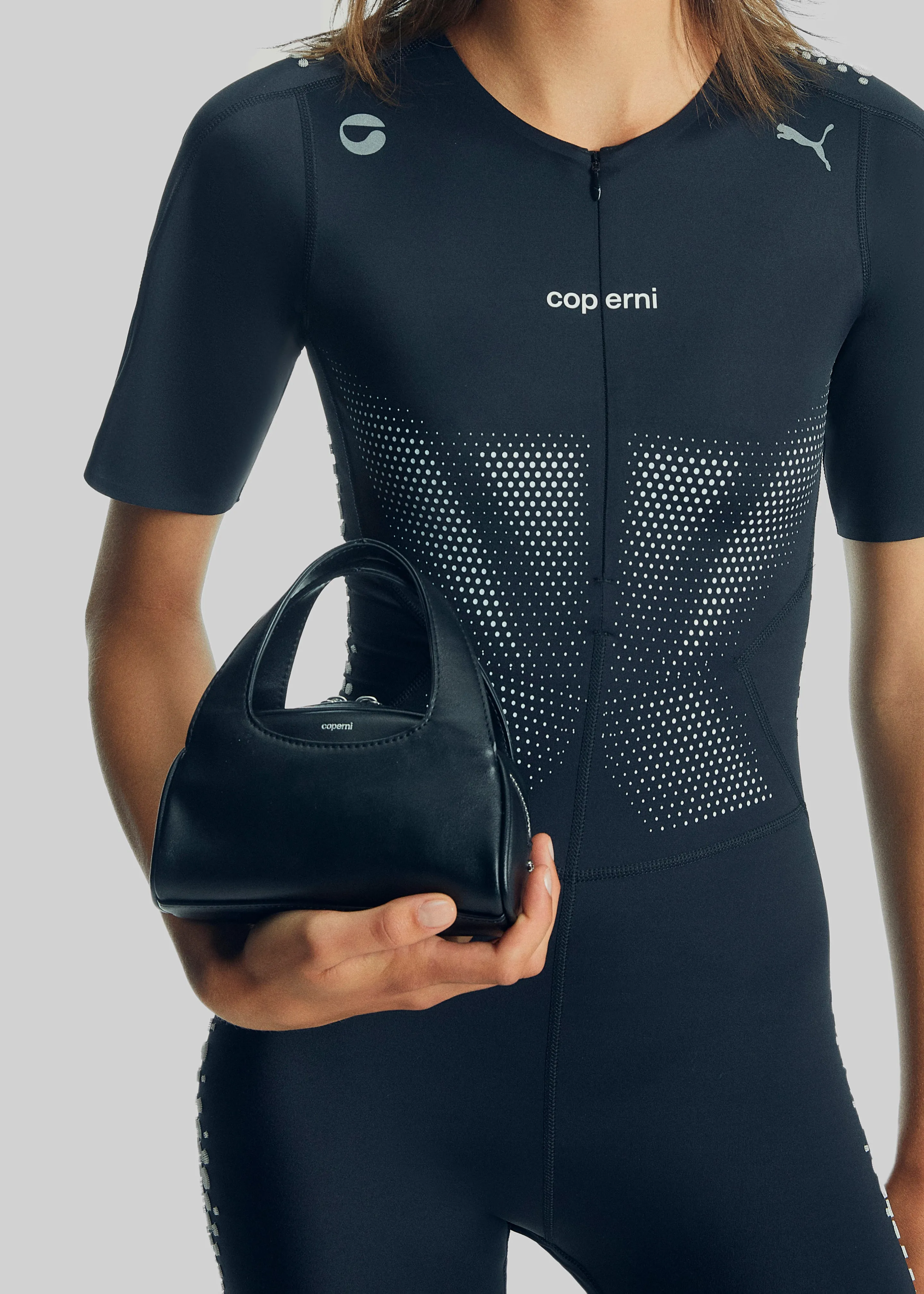 ハンドバッグ PUMA x COPERNI Bag 5FT443 Coperni x PUMA ロゴ ハンドバッグ | ブラック | FARFETCH JP