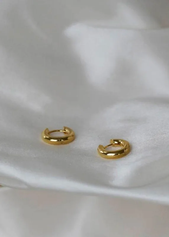 Otiumberg Small Chunky Hoops - Gold sold by Frankie Shop