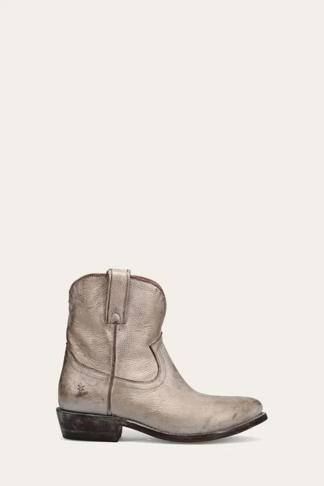 Frye Women BILLY SHORT LT GOLD/TUMBLED METALLIC sold by Frye