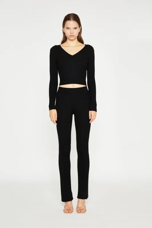 Black Knitted V-Neck Crop-Top made by Glamorous