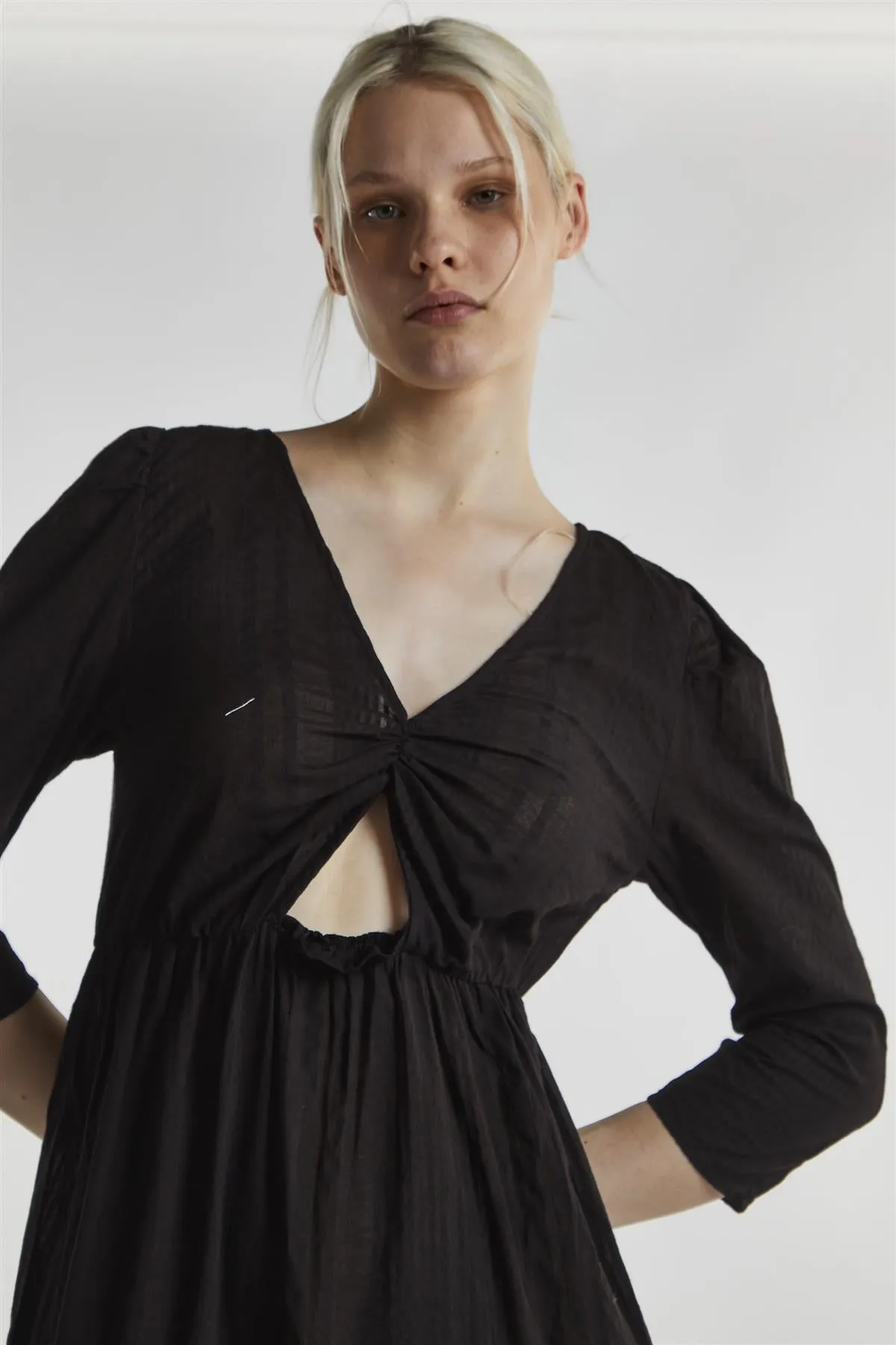 Black-Linen Cut-Out Maxi-Dress sold by Glamorous product image thumbnail 3