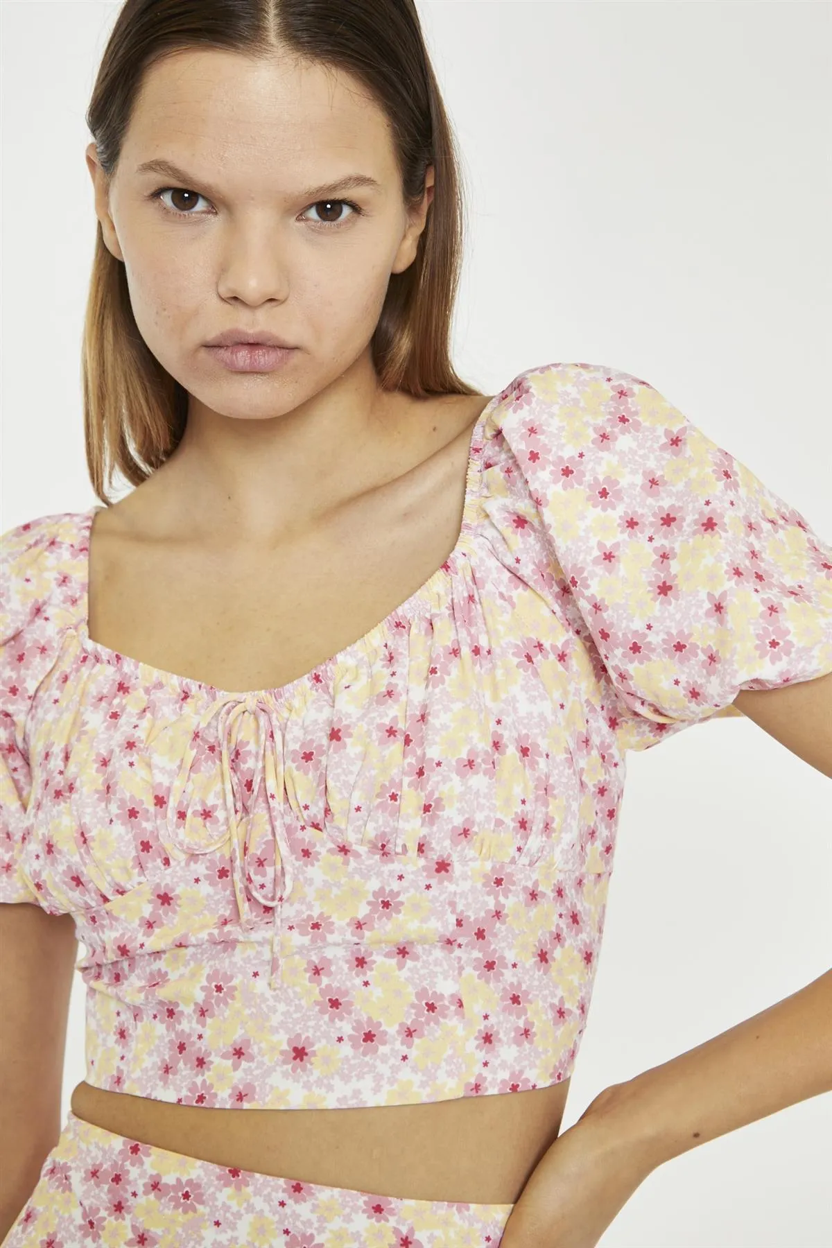 Pink Yellow Bunch Floral Short-Sleeve Tie-Detail Crop-Top sold by Glamorous product image thumbnail 3