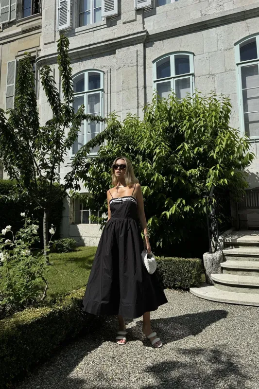 Black Scoop-Neck Maxi-Dress sold by Glamorous