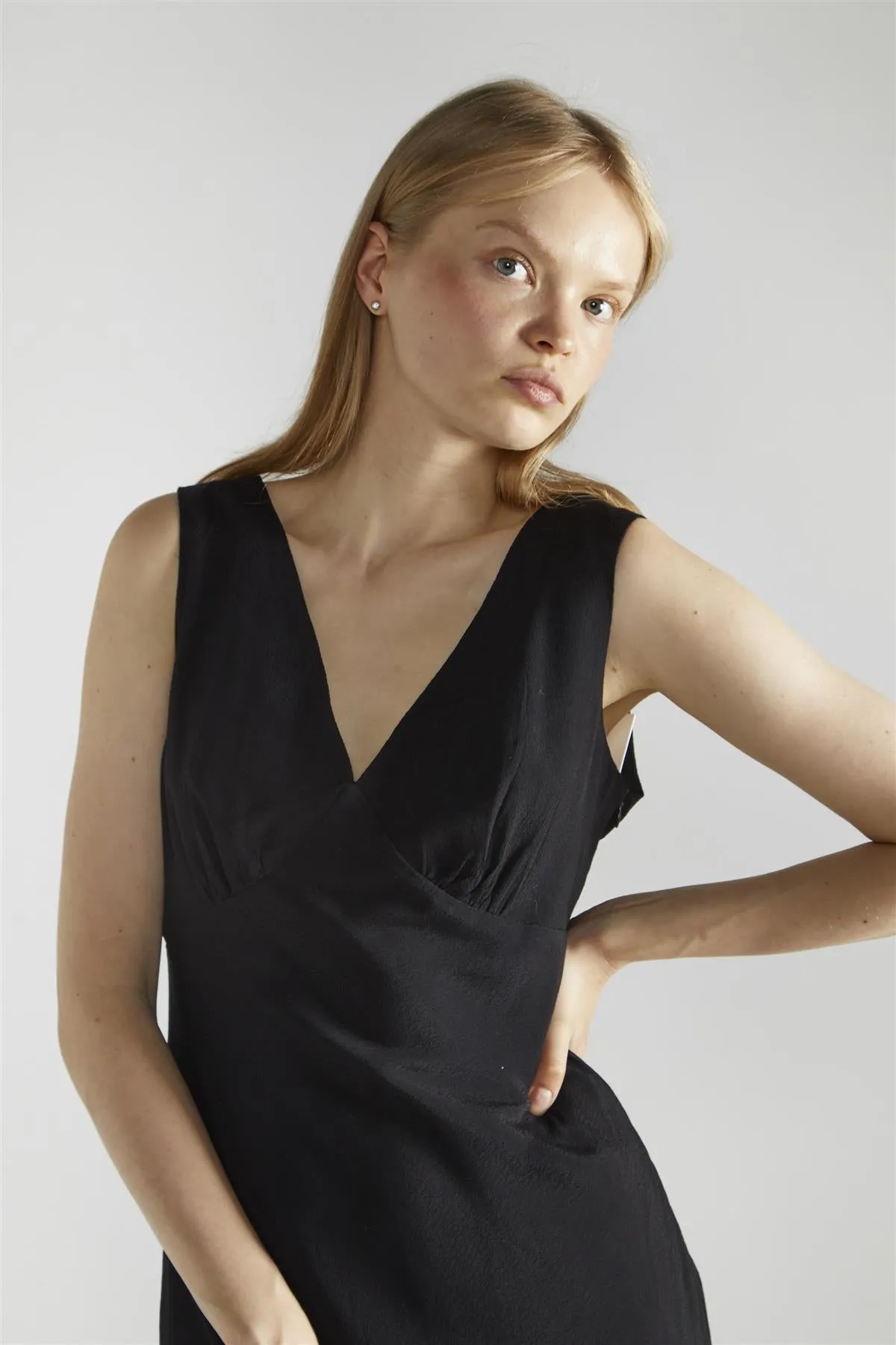 Black V-neck Midi-Dress sold by Glamorous product image thumbnail 3