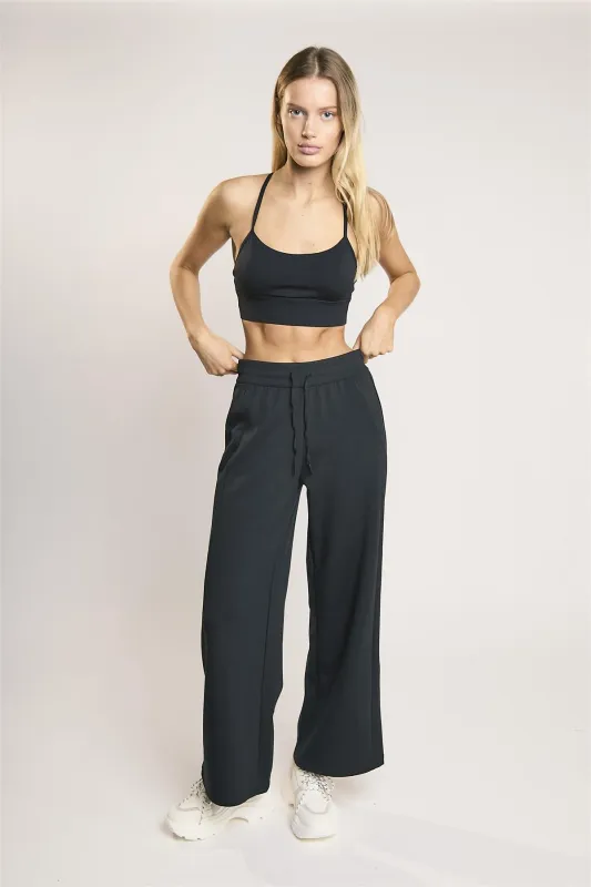 Signature Black Scoop-Neck Crop-Top sold by Glamorous