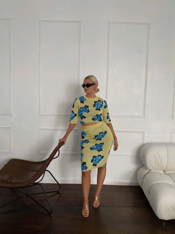 Yellow Blue Rose Crew Crop-Top made by Glamorous