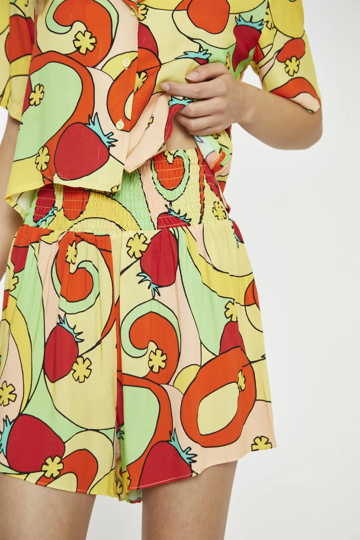 Orange-Swirl Strawberry Smocked-Waist Loose-Fit-Shorts sold by Glamorous product image thumbnail 3