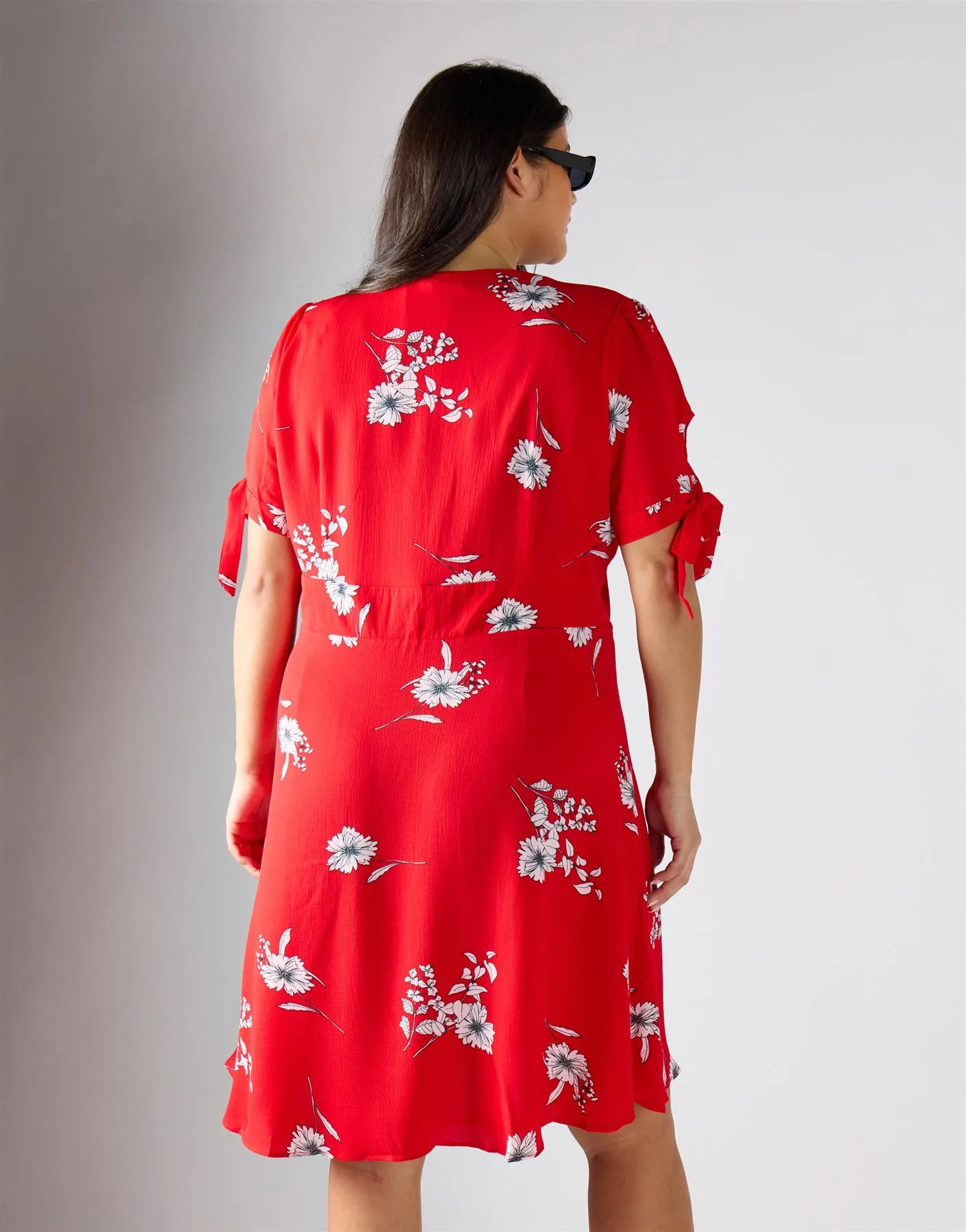 Glamorous Curve Red Floral Print Midi Dress sold by Glamorous product image thumbnail 4