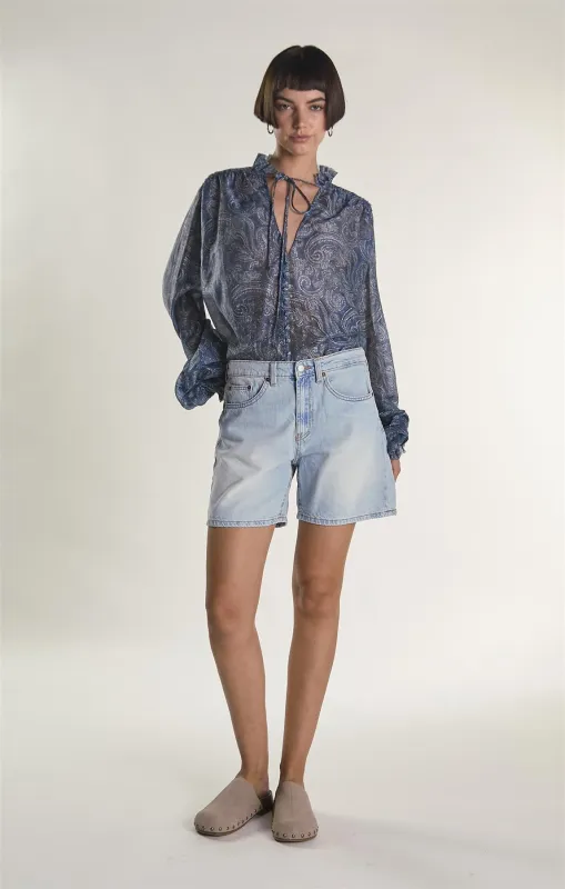 Mid Waist Loose Fit Denim Shorts - Light Vintage Wash made by Glamorous