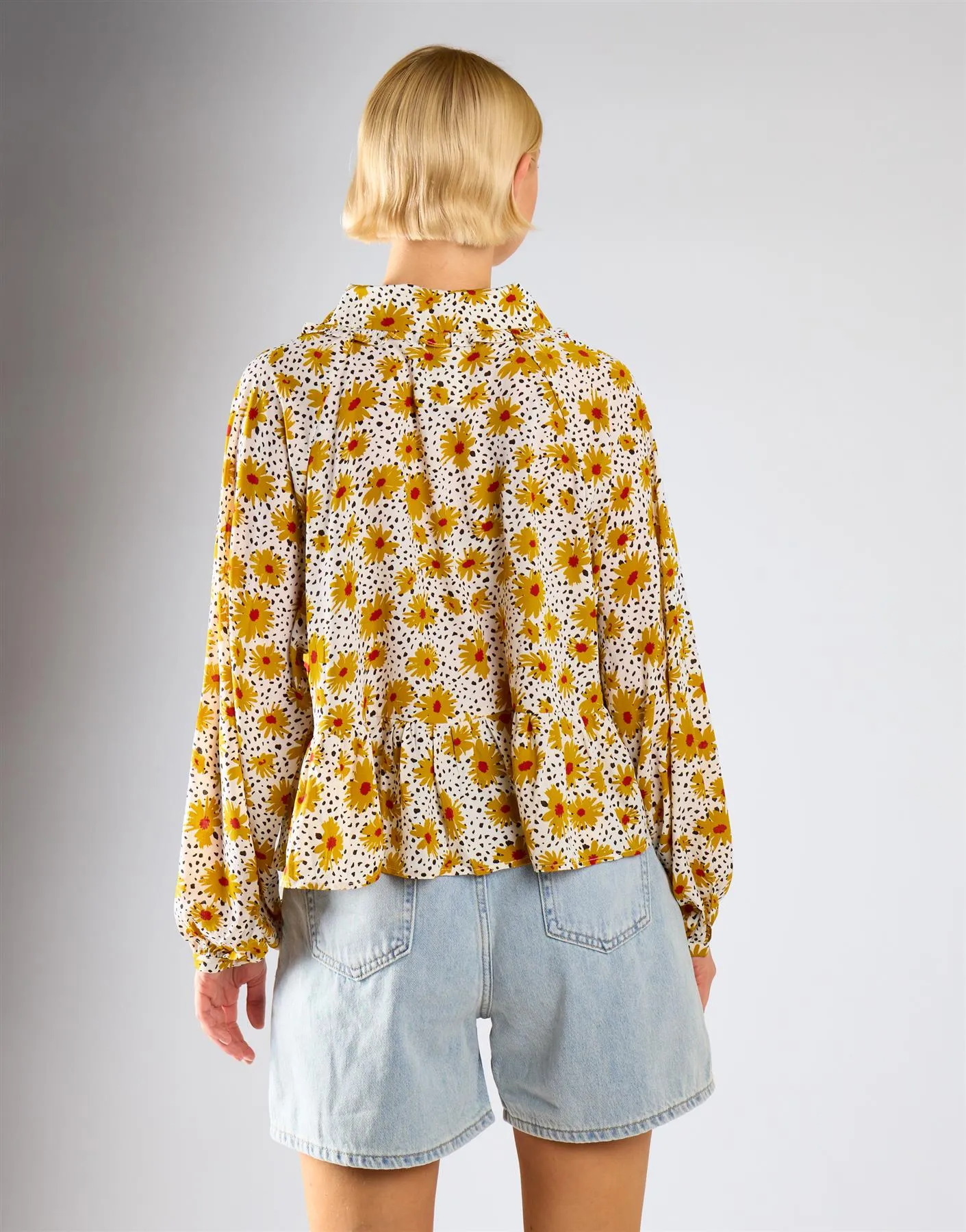 High Waist Rigid Denim Shorts - Light Vintage Wash sold by Glamorous product image thumbnail 4