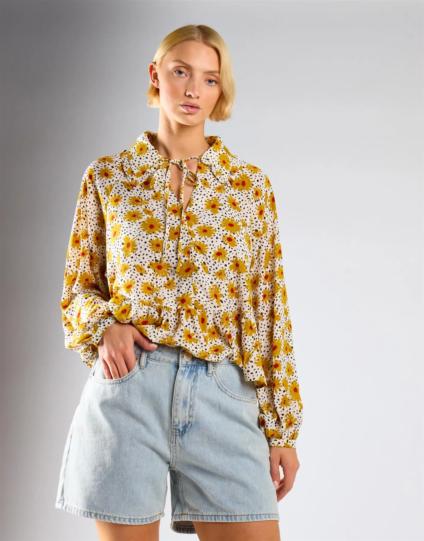 High Waist Rigid Denim Shorts - Light Vintage Wash sold by Glamorous product image thumbnail 2