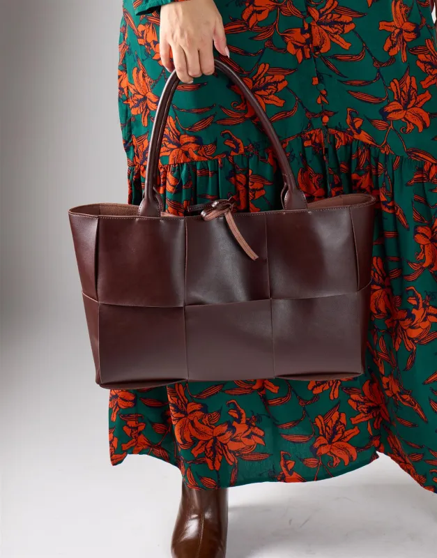 Quilted Shoulder Bag - Dark Brown made by Glamorous