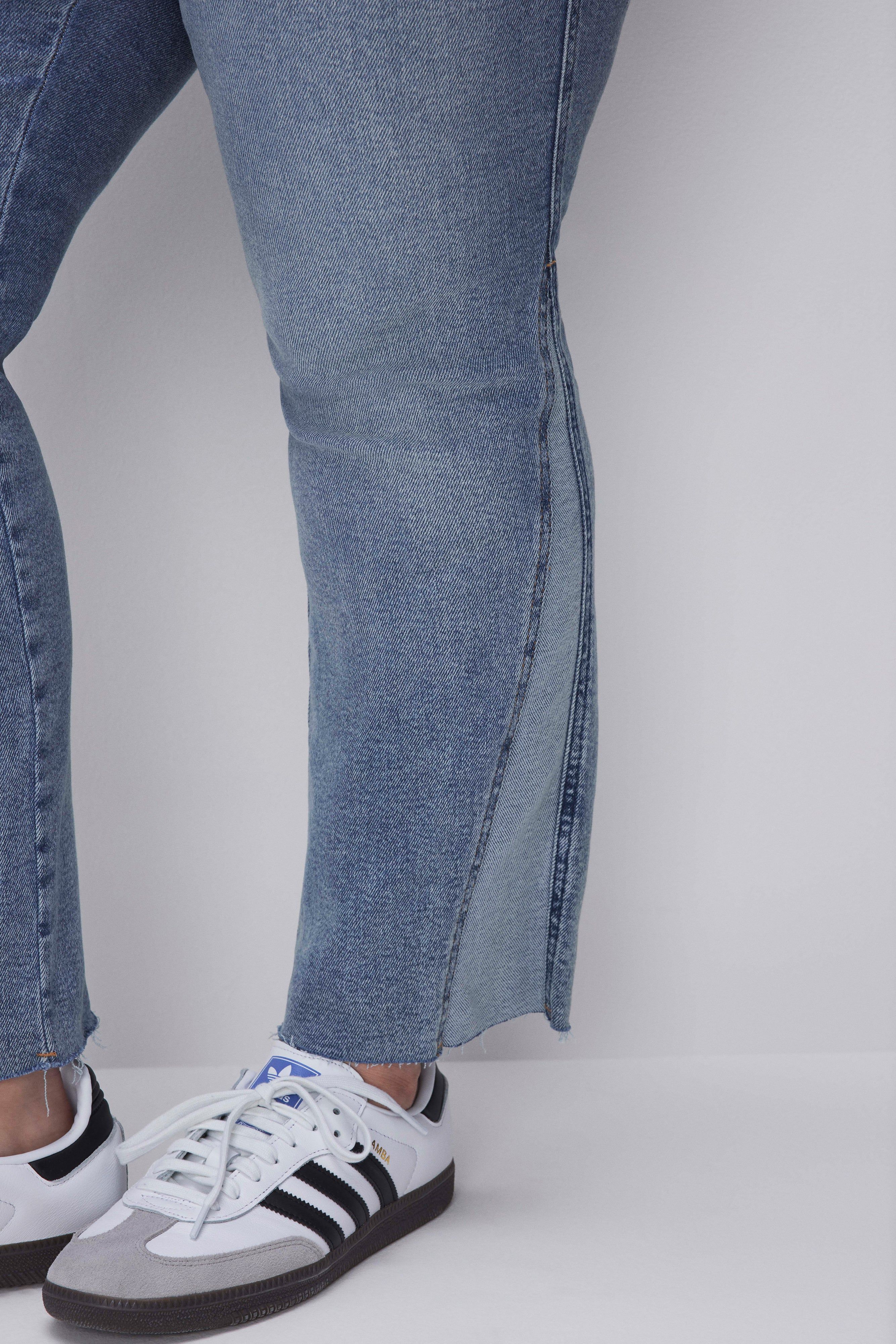 GOOD CURVE STRAIGHT JEANS | INDIGO494 sold by Good American product image thumbnail 6