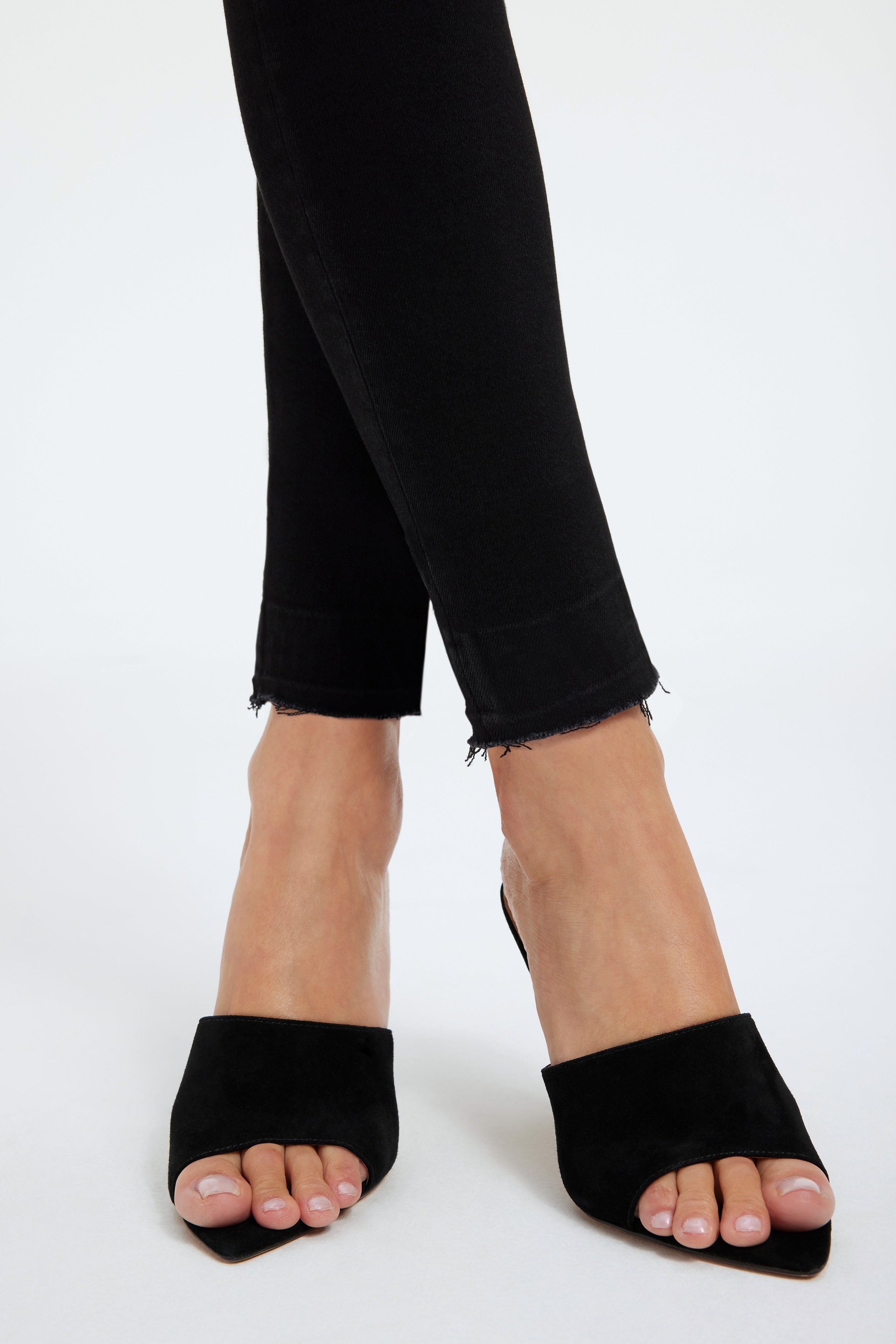 GOOD WAIST CROP JEANS| BLACK216 sold by Good American product image thumbnail 7