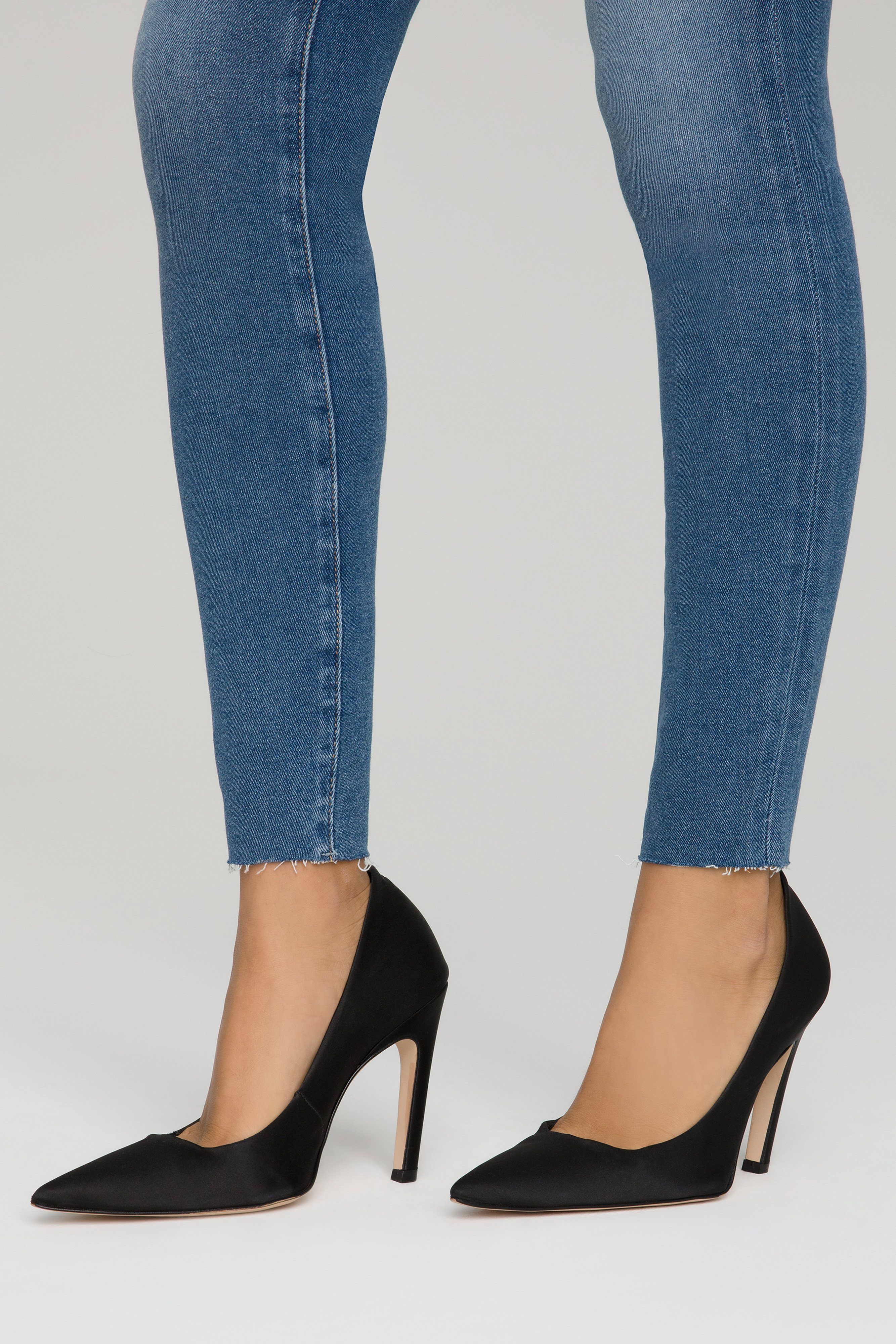 GOOD LEGS SKINNY JEANS | BLUE655 sold by Good American product image thumbnail 6