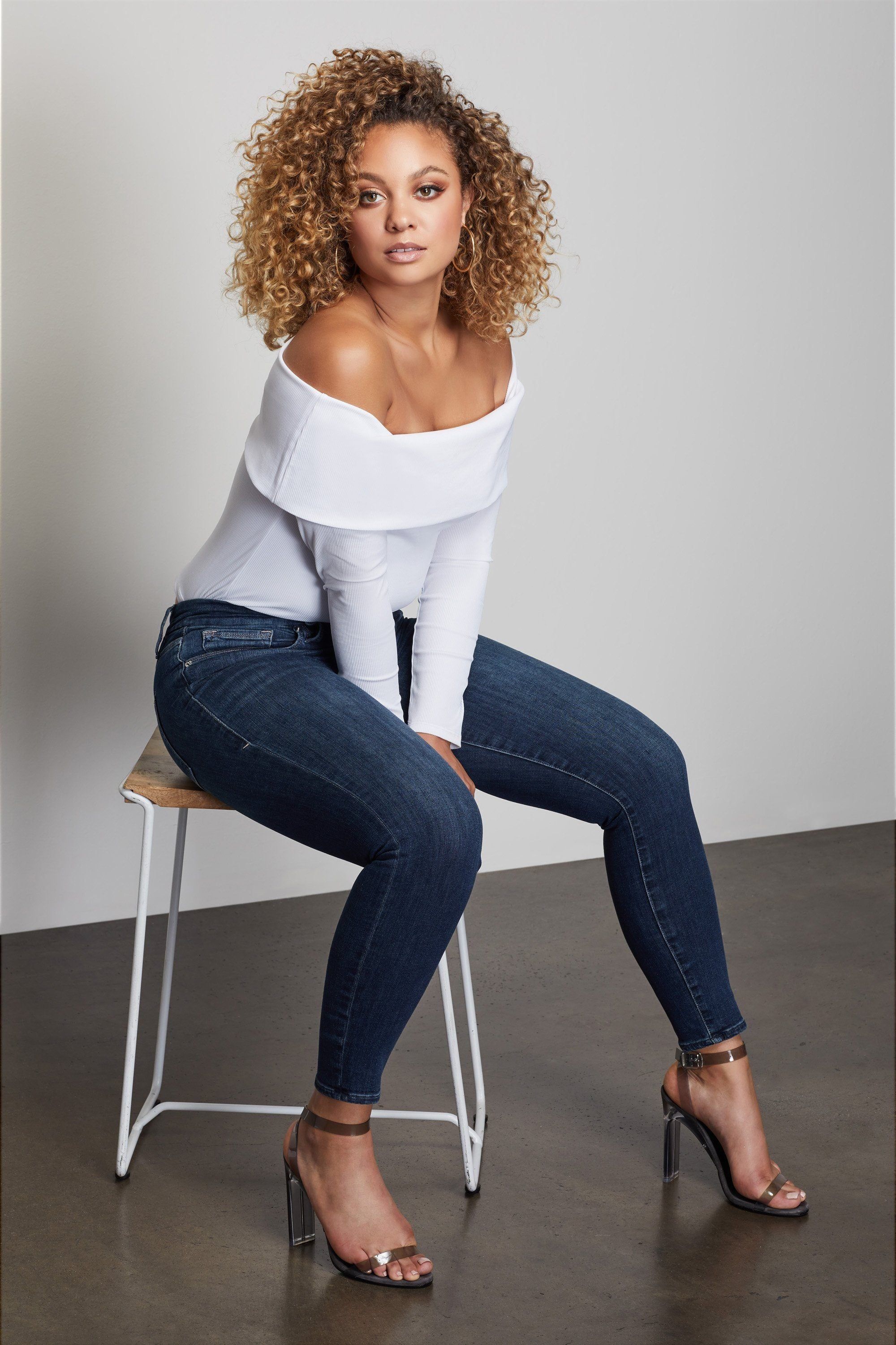 GOOD LEGS CROPPED JEANS | BLUE260 sold by Good American product image thumbnail 14