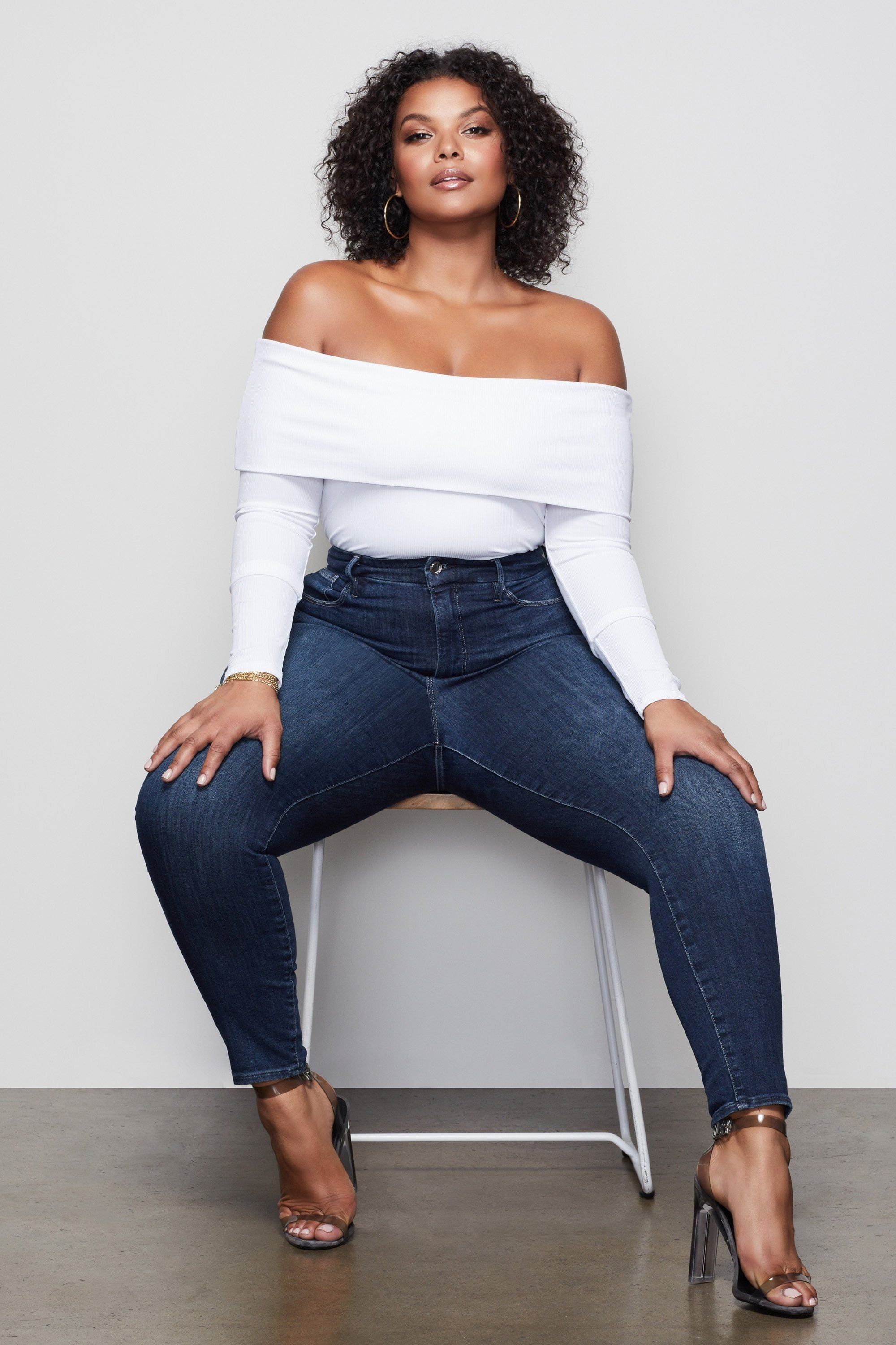 GOOD LEGS CROPPED JEANS | BLUE260 sold by Good American product image thumbnail 4