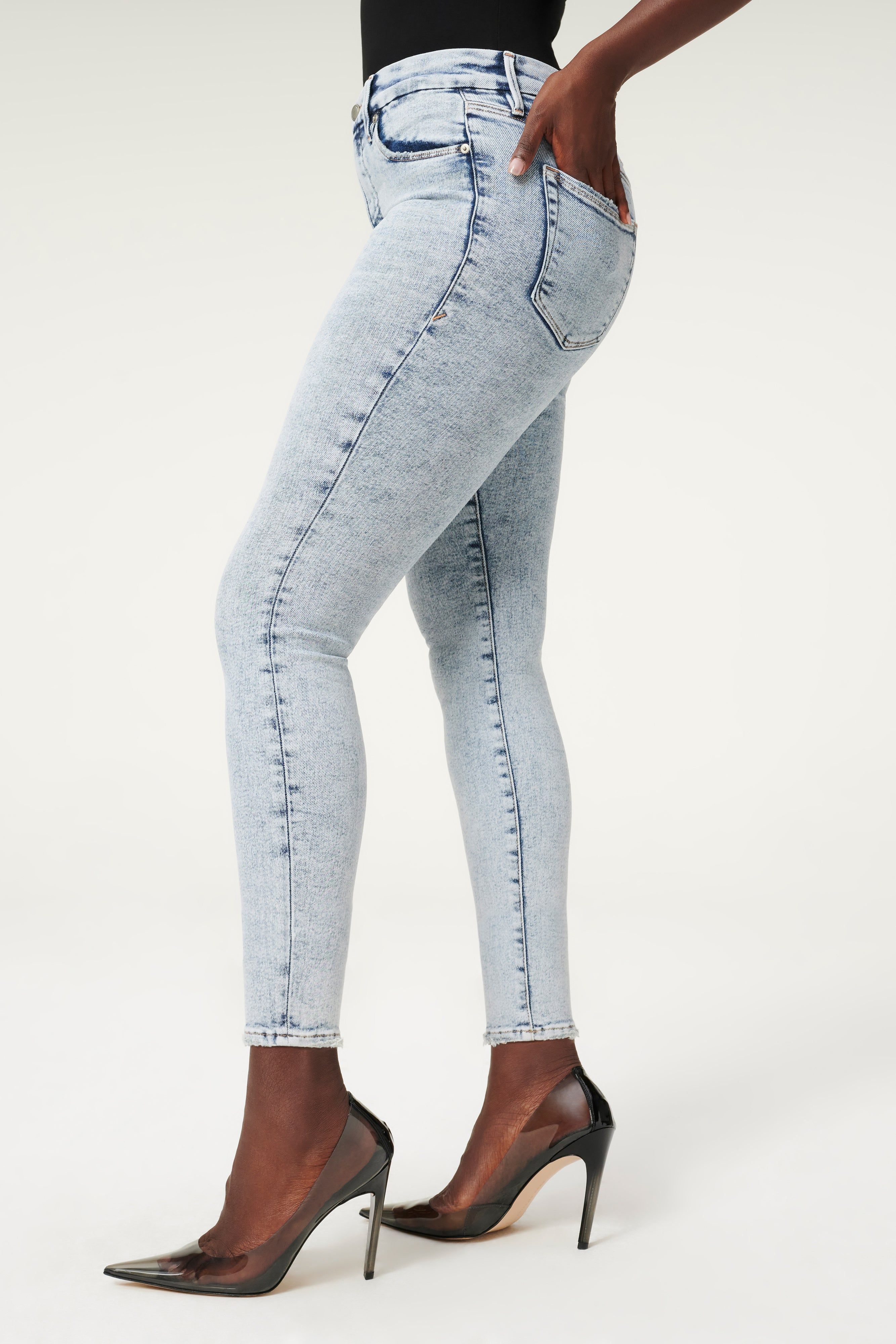 GOOD LEGS CROPPED JEANS | BLUE837 sold by Good American product image thumbnail 2