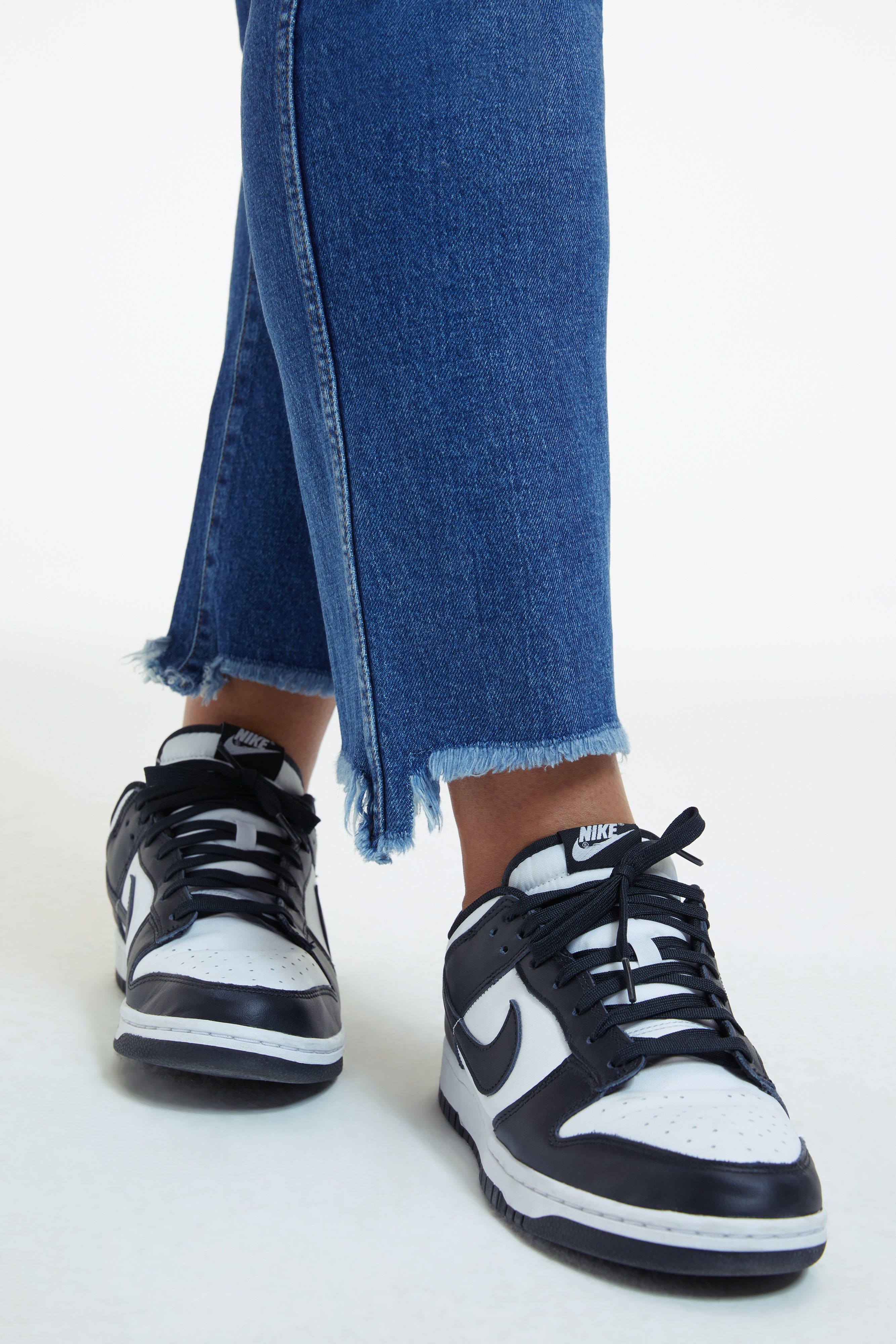 GOOD CURVE STRAIGHT JEANS | INDIGO125 sold by Good American product image thumbnail 7