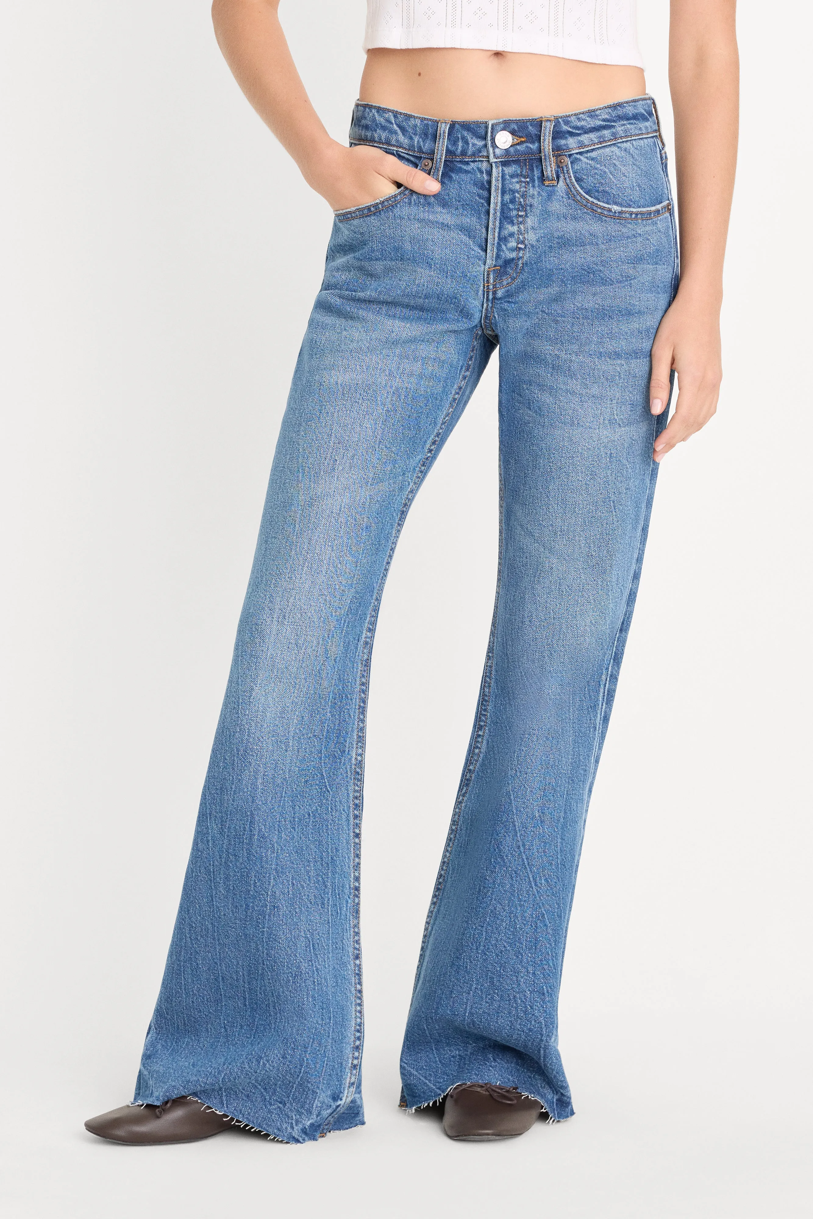 VINTAGE LOW RELAXED FLARE JEANS | INDIGO1287 sold by Good American product image thumbnail 3