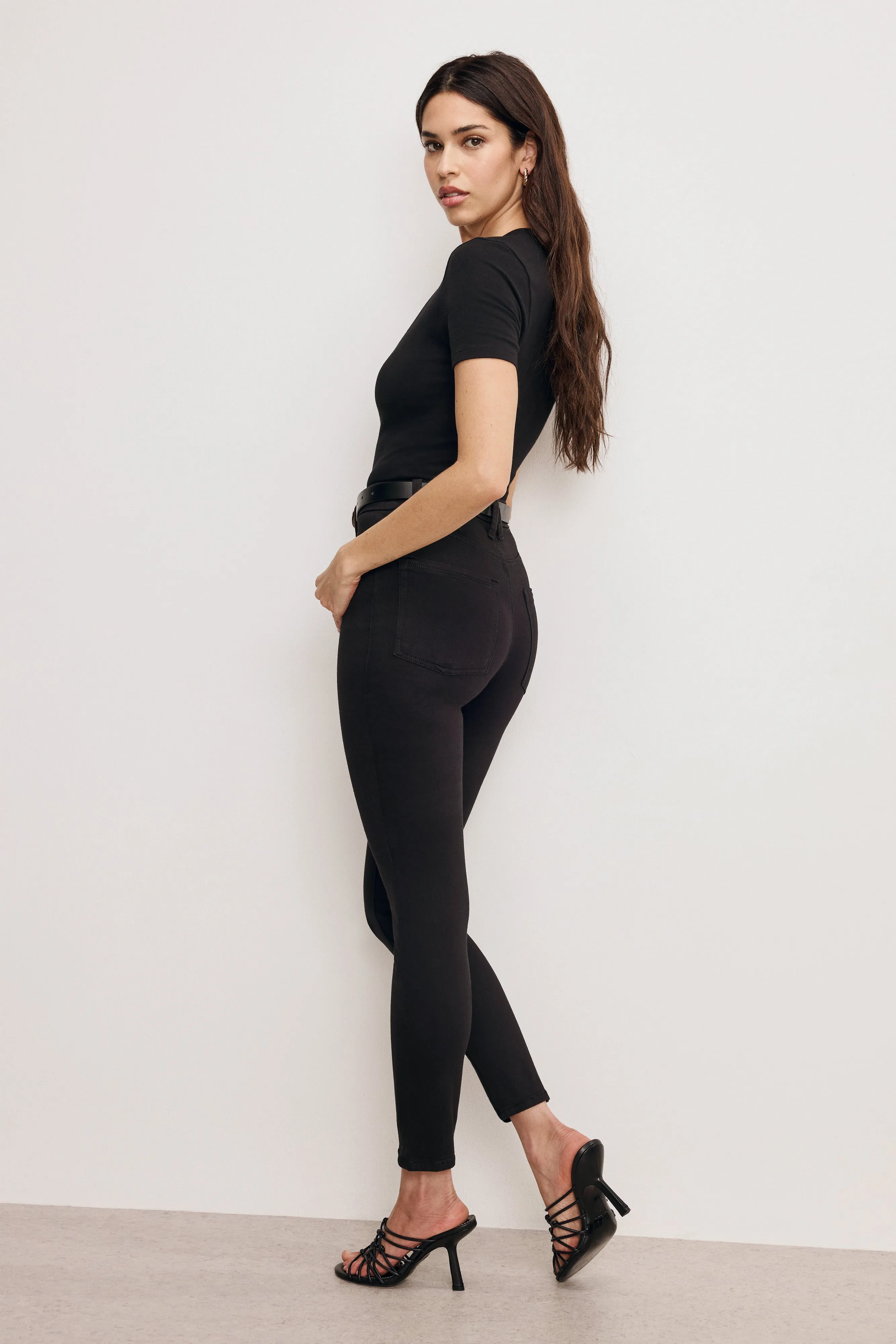 GOOD LEGS SKINNY CROPPED JEANS | BLACK001 sold by Good American product image thumbnail 3