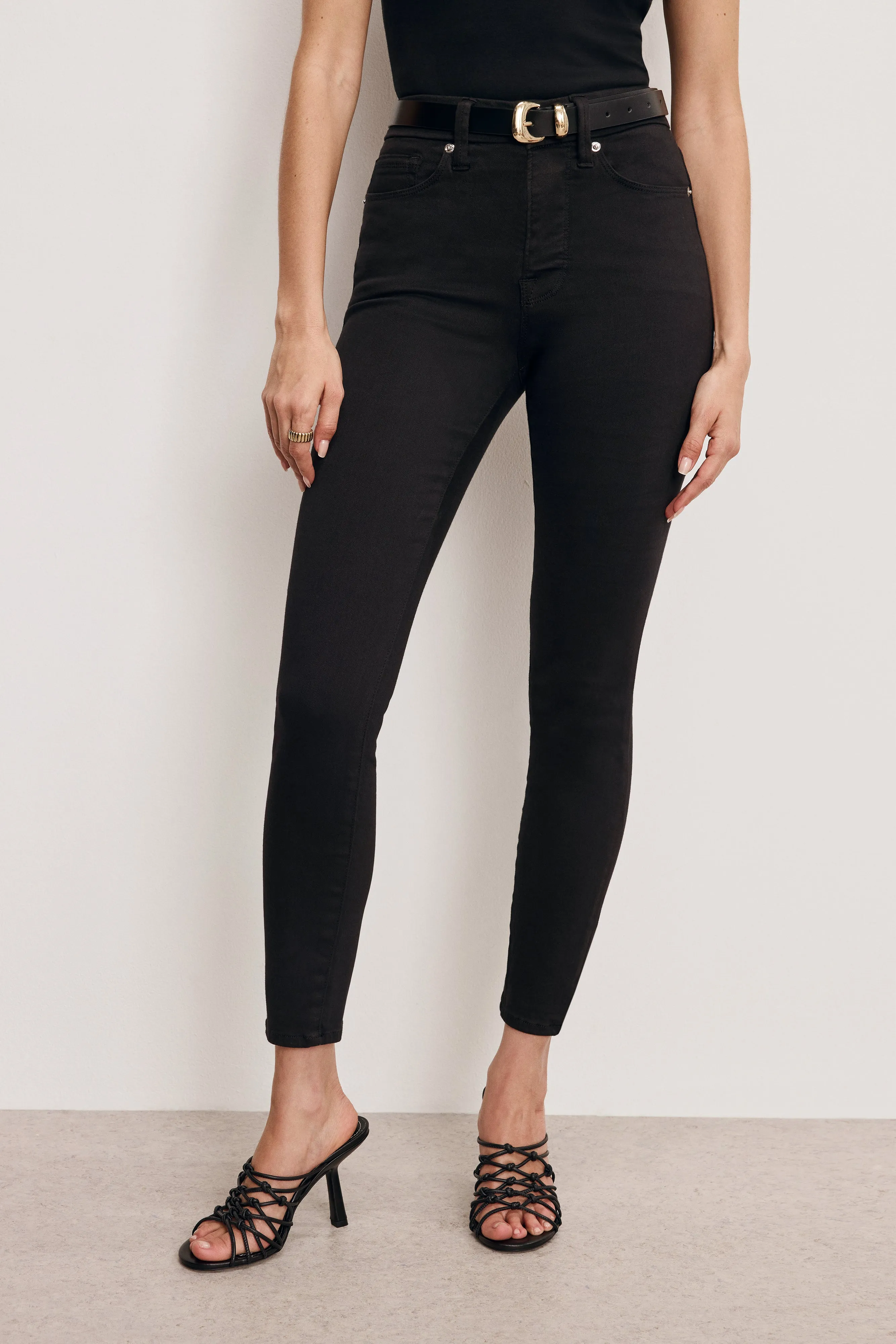 GOOD LEGS SKINNY CROPPED JEANS | BLACK001 sold by Good American product image thumbnail 2