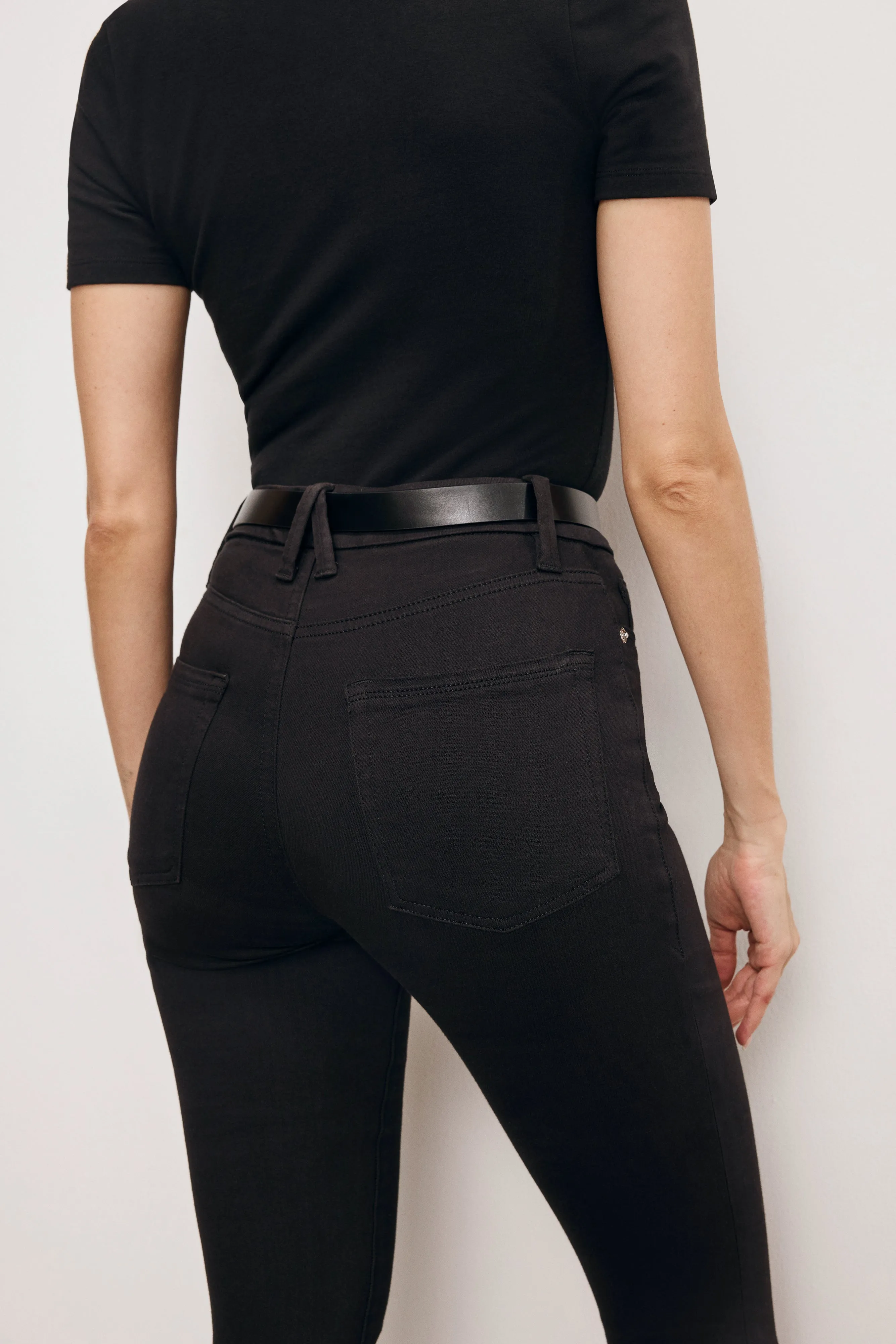 GOOD LEGS SKINNY CROPPED JEANS | BLACK001 sold by Good American product image thumbnail 4