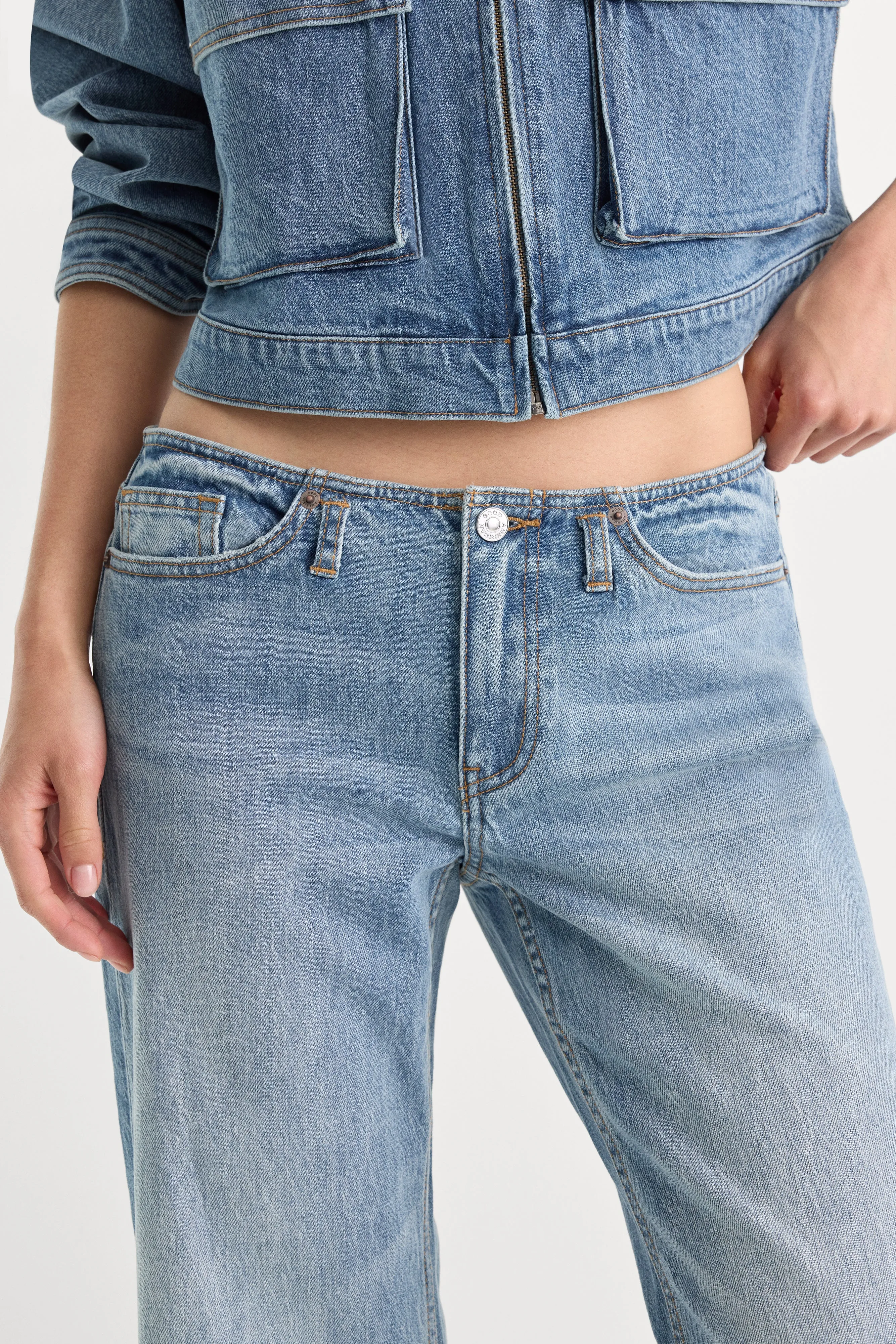 GHOST WAIST LOW LOOSE JEANS | AMBER sold by Good American product image thumbnail 4