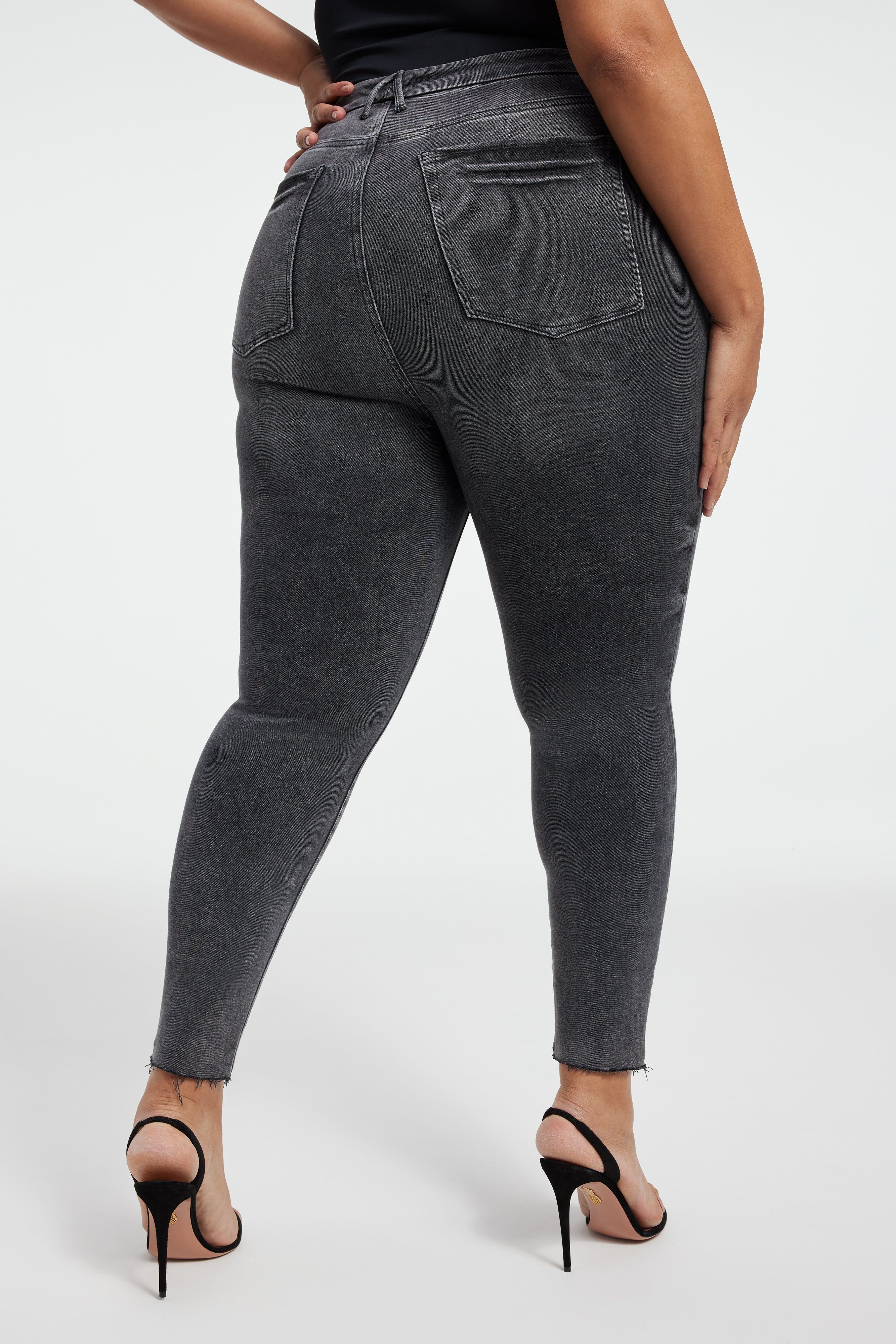 GOOD LEGS CROPPED JEANS| BLACK215 sold by Good American product image thumbnail 9